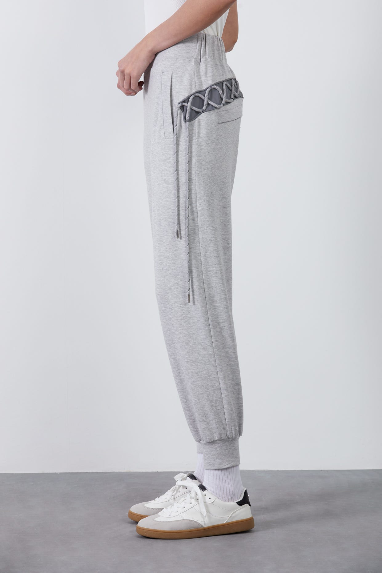 Arkası Kordon Detaylı Beli Lastikli Eşofman Altı