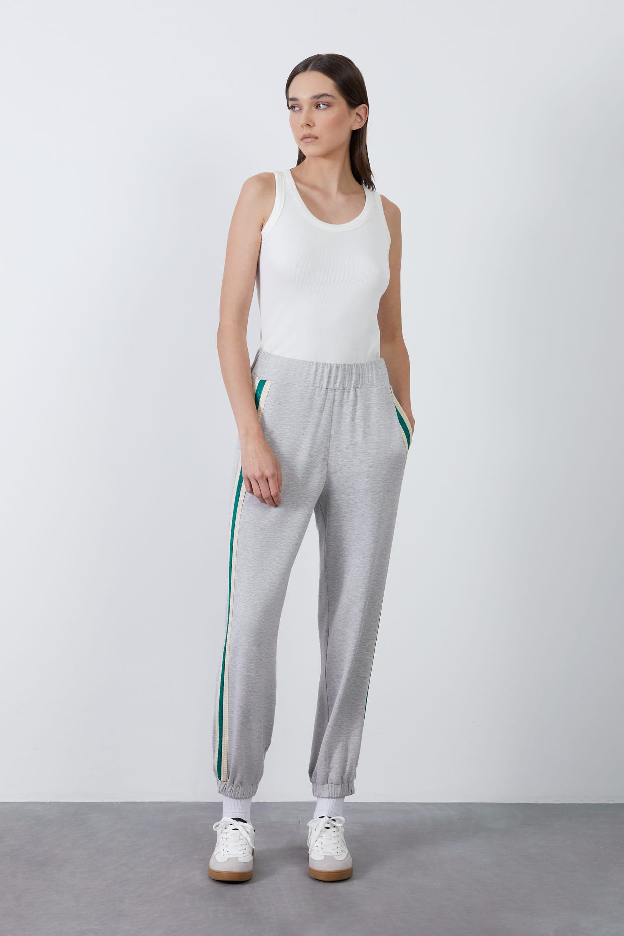 Yanları Şerit Detaylı Paçası Lastikli Eşofman Altı