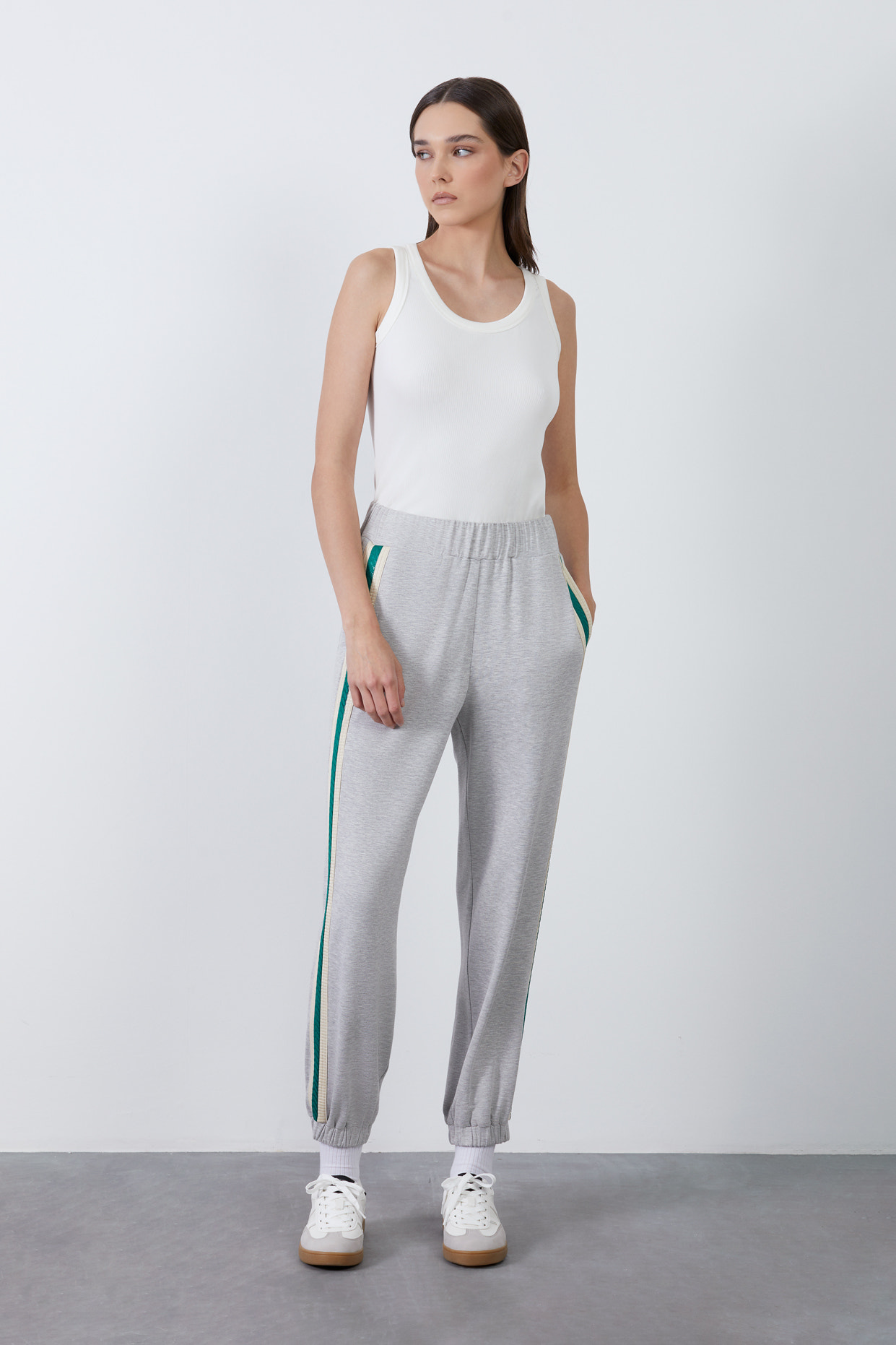 Yanları Şerit Detaylı Paçası Lastikli Eşofman Altı