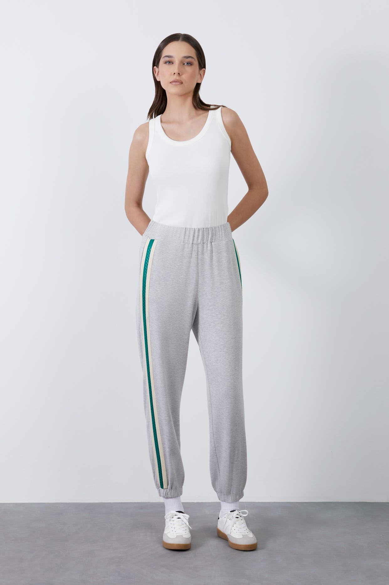 Yanları Şerit Detaylı Paçası Lastikli Eşofman Altı