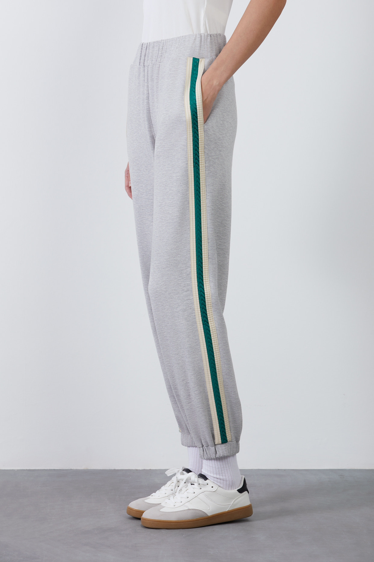 Yanları Şerit Detaylı Paçası Lastikli Eşofman Altı