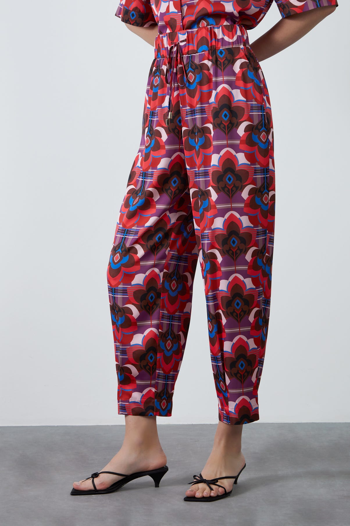 Bağcık Detaylı Desenli Pantolon