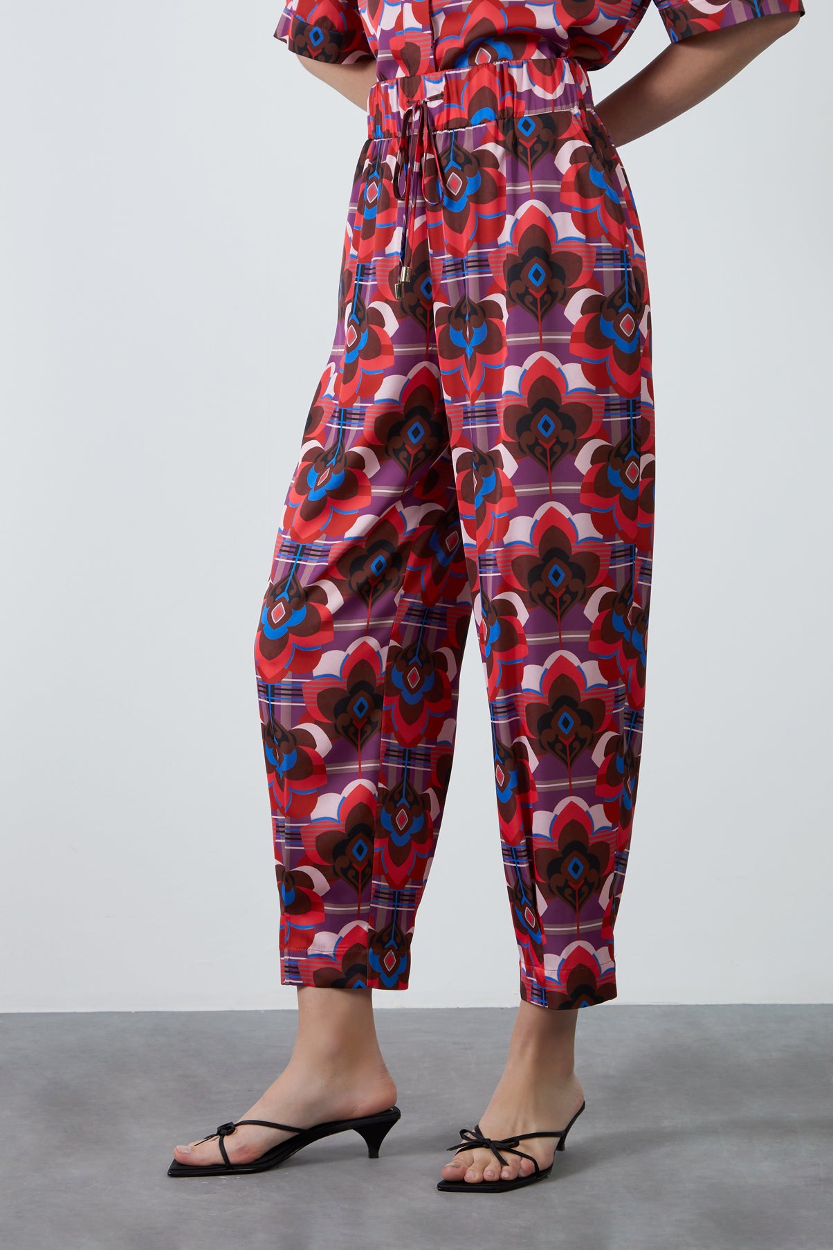 Bağcık Detaylı Desenli Pantolon