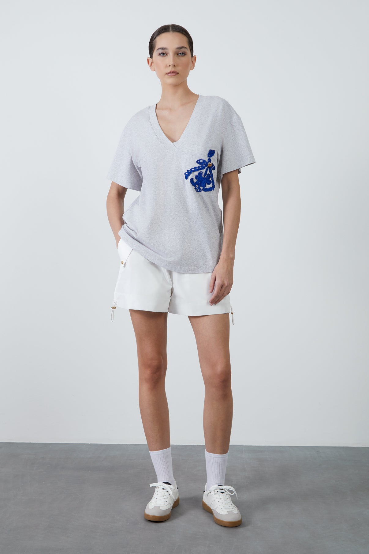 Cep Üstü Nakış Detaylı V Yaka T-shirt