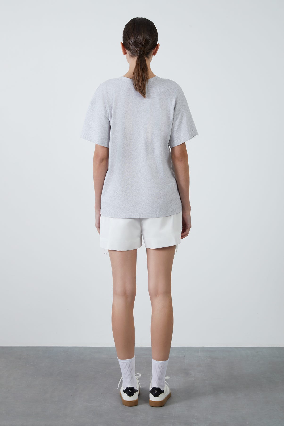 Cep Üstü Nakış Detaylı V Yaka T-shirt