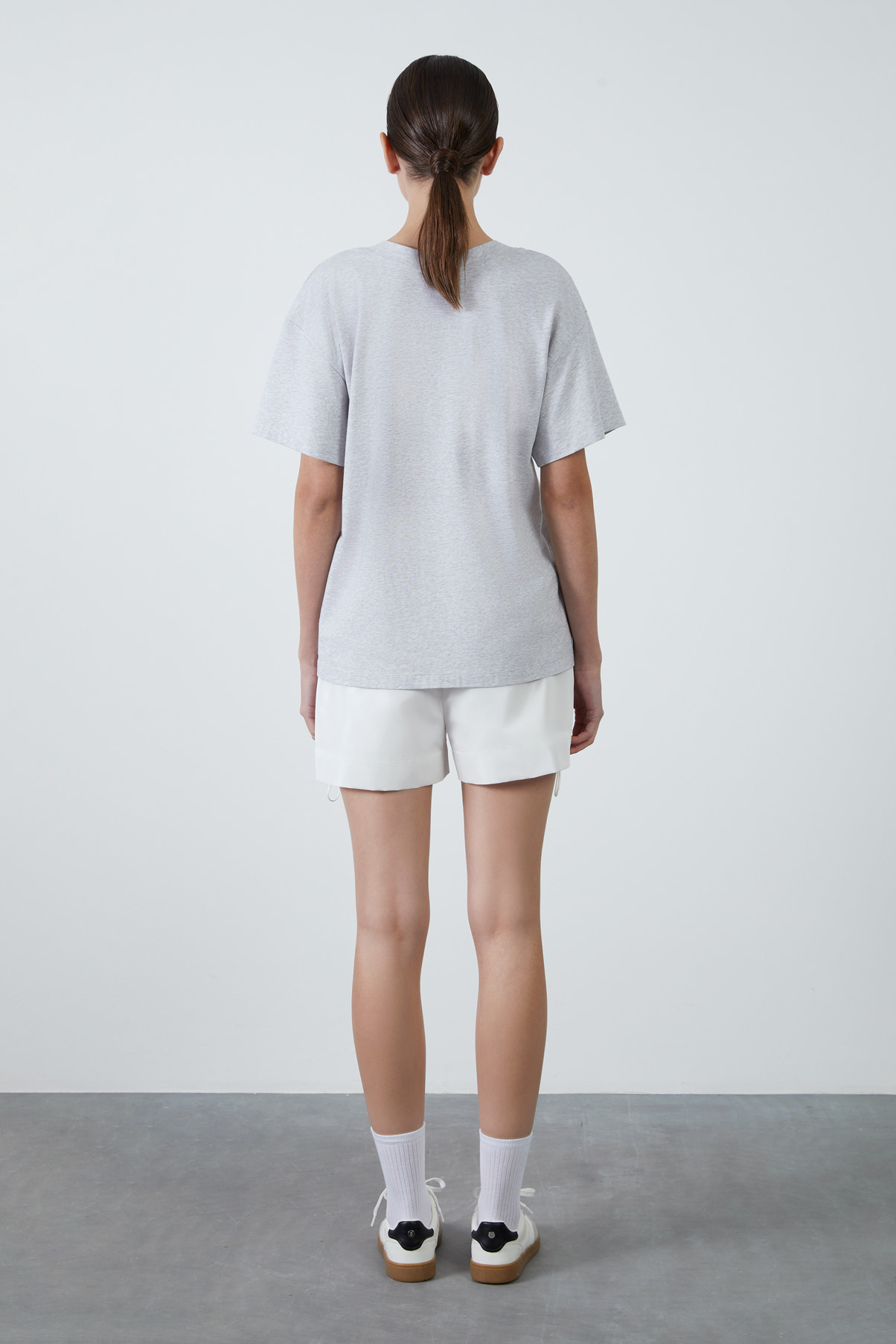 Cep Üstü Nakış Detaylı V Yaka T-shirt