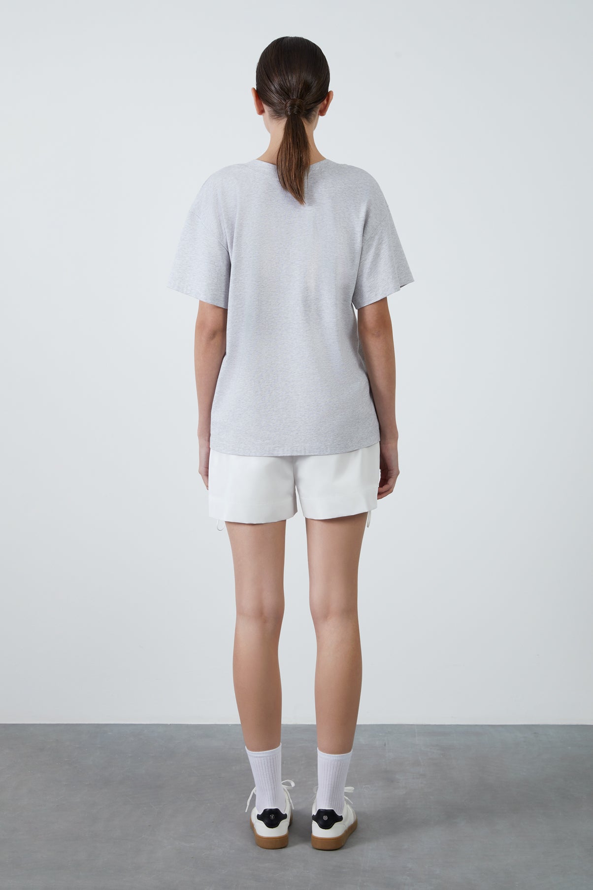 Cep Üstü Nakış Detaylı V Yaka T-shirt