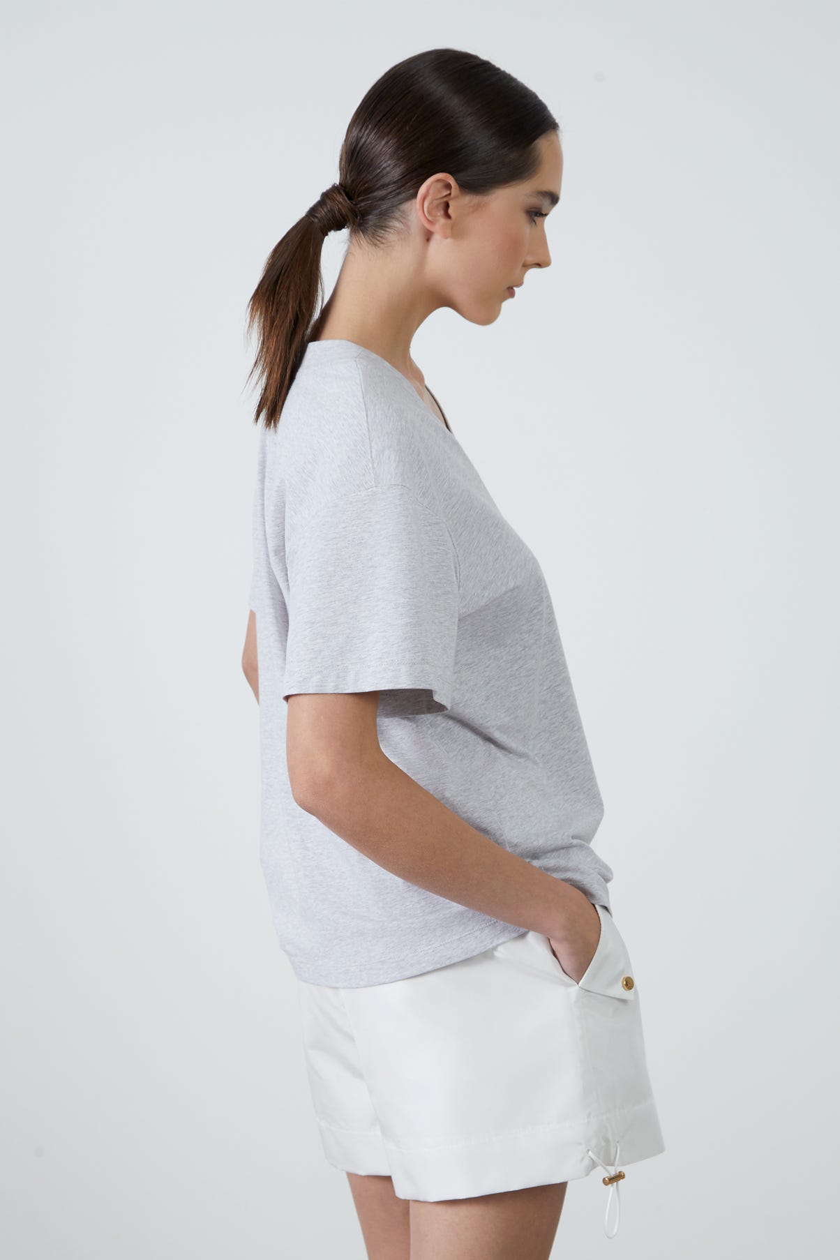 Cep Üstü Nakış Detaylı V Yaka T-shirt