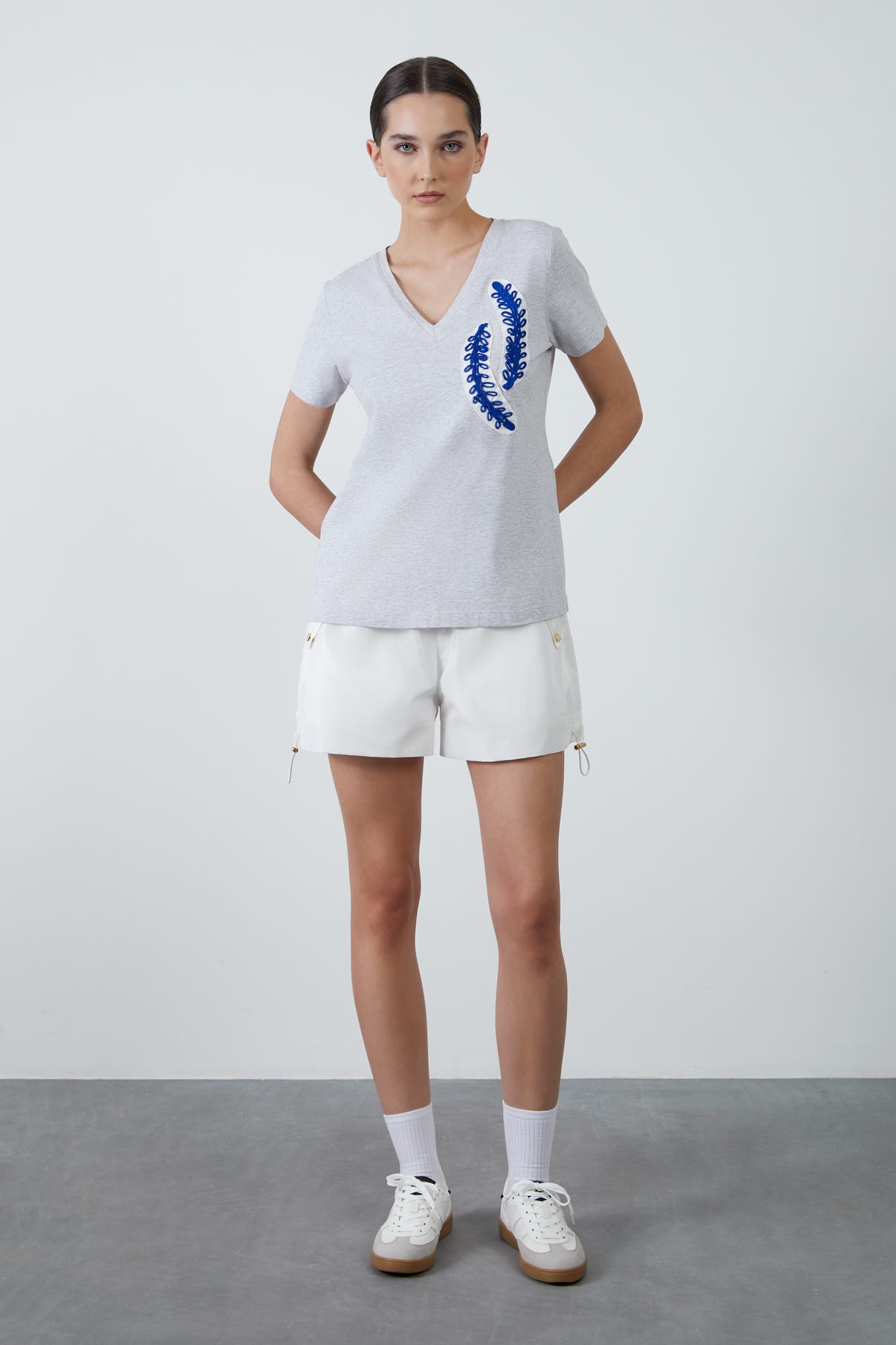 Nakış Detaylı V Yaka Basic T-shirt