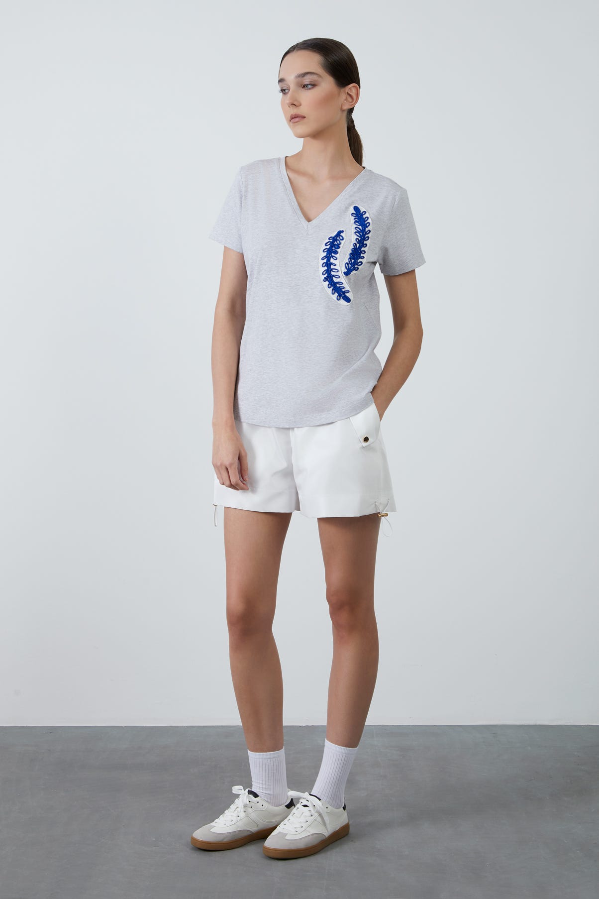 Nakış Detaylı V Yaka Basic T-shirt