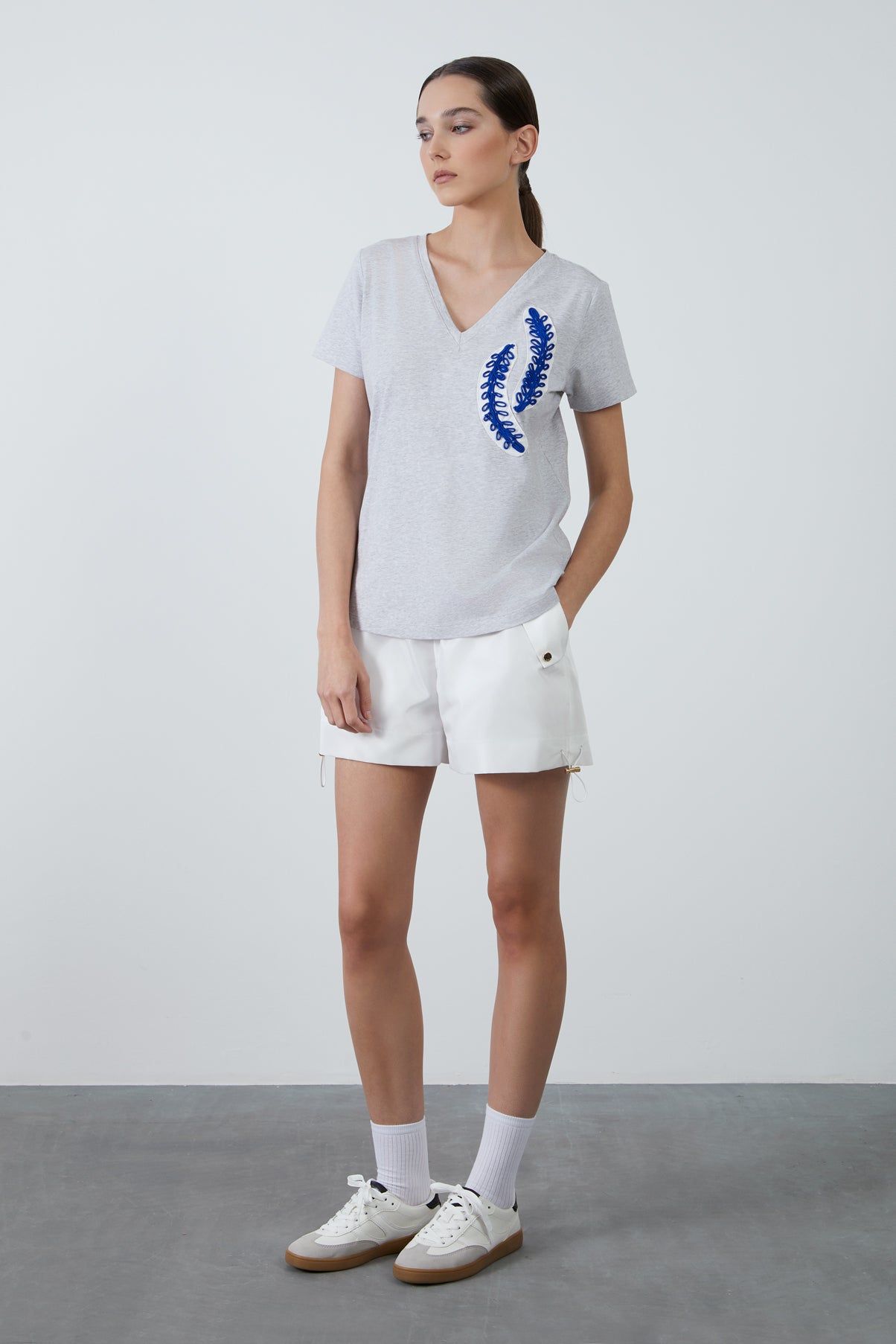 Nakış Detaylı V Yaka Basic T-shirt