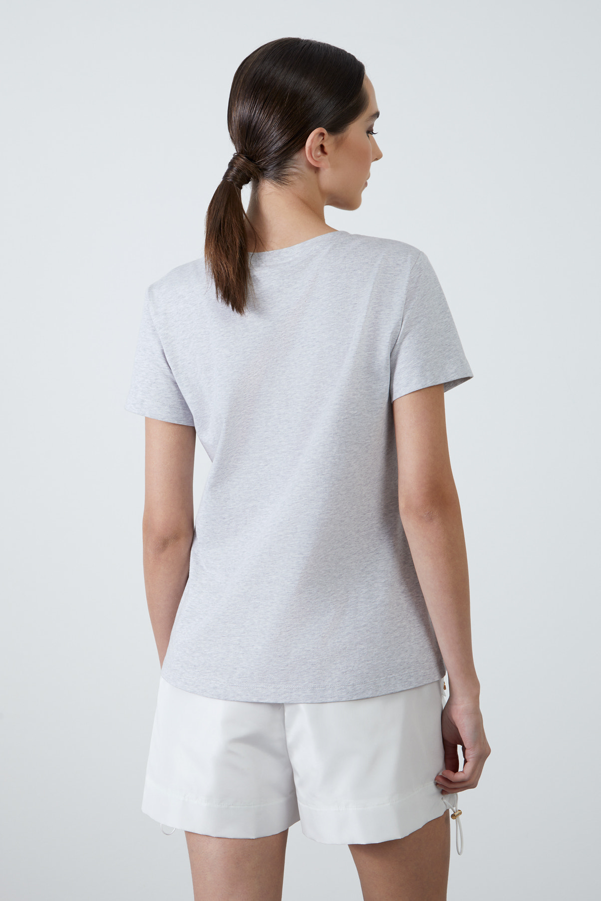 Nakış Detaylı V Yaka Basic T-shirt