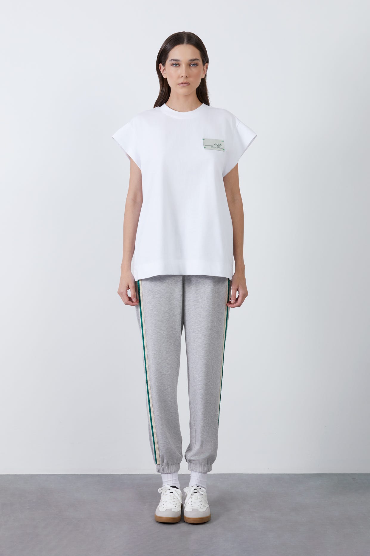 Etiket Detaylı Düşük Kol T-Shirt