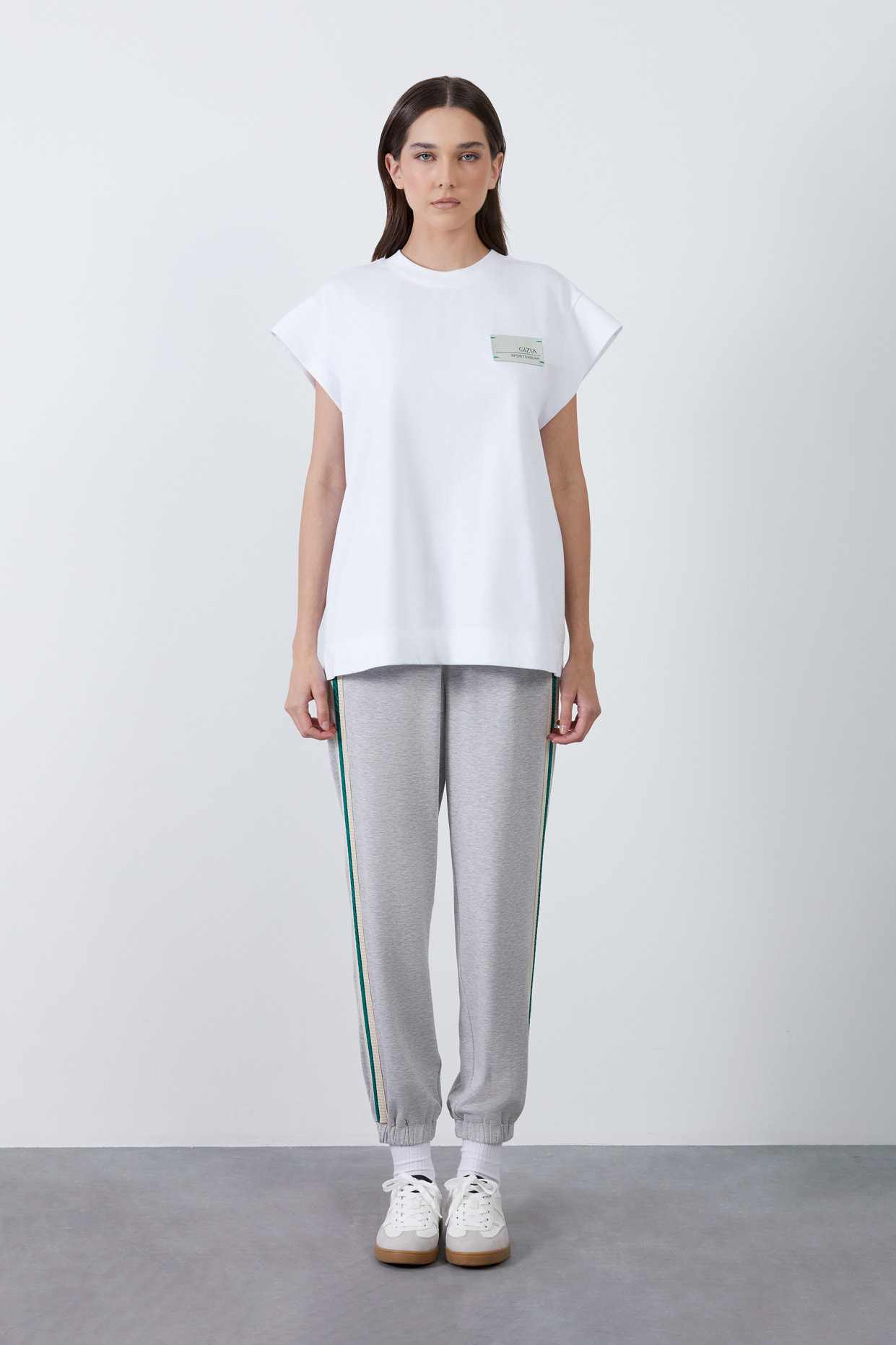 Etiket Detaylı Düşük Kol T-Shirt