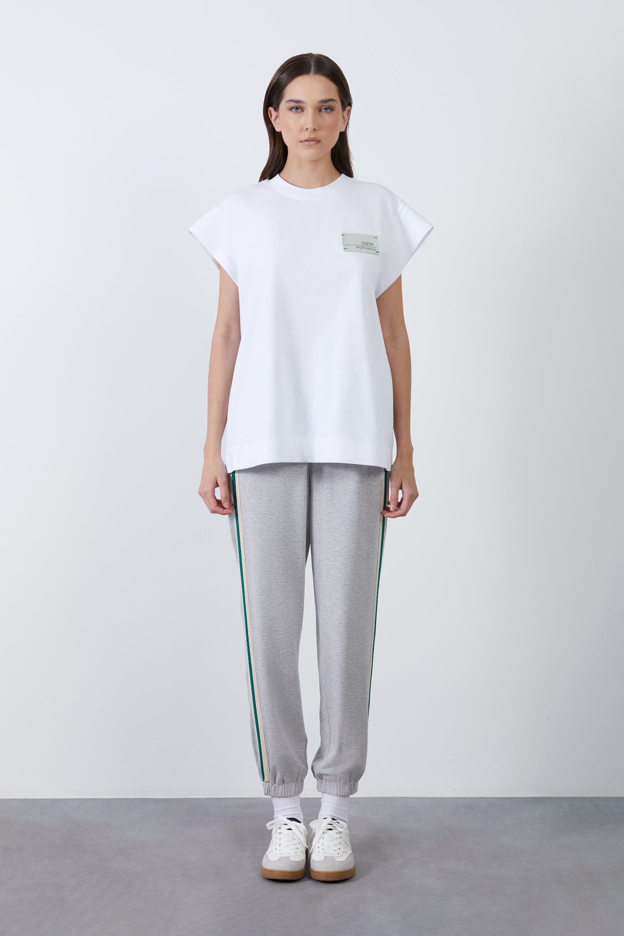 Etiket Detaylı Düşük Kol T-Shirt