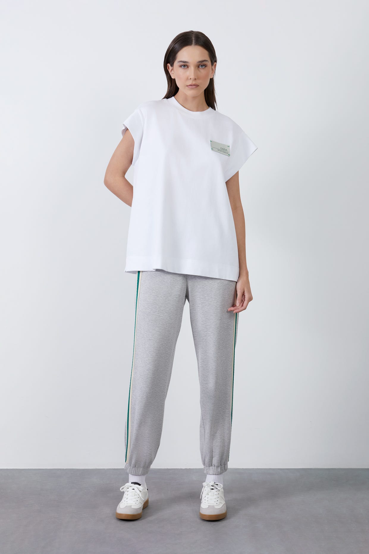 Etiket Detaylı Düşük Kol T-Shirt