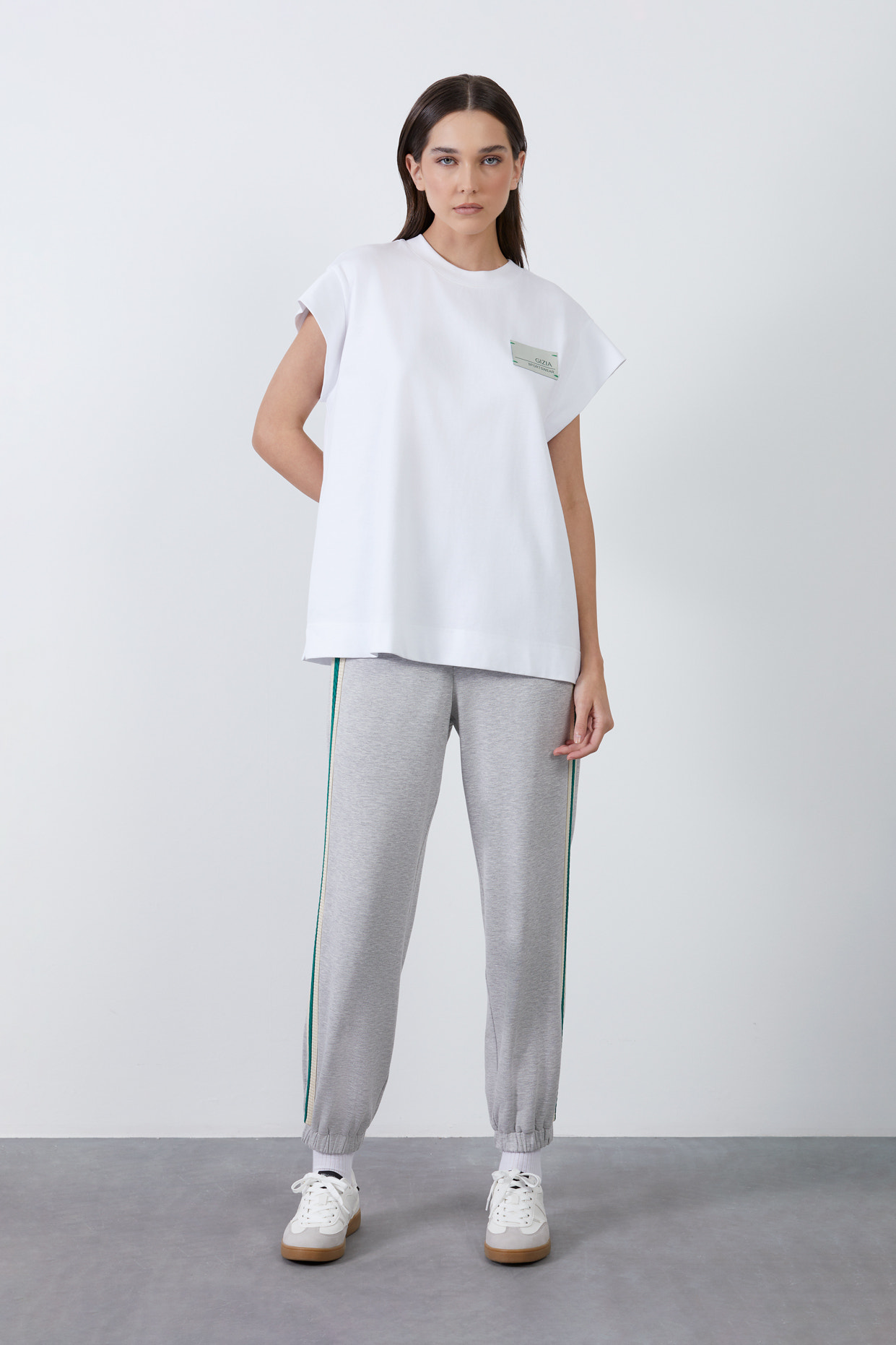 Etiket Detaylı Düşük Kol T-Shirt