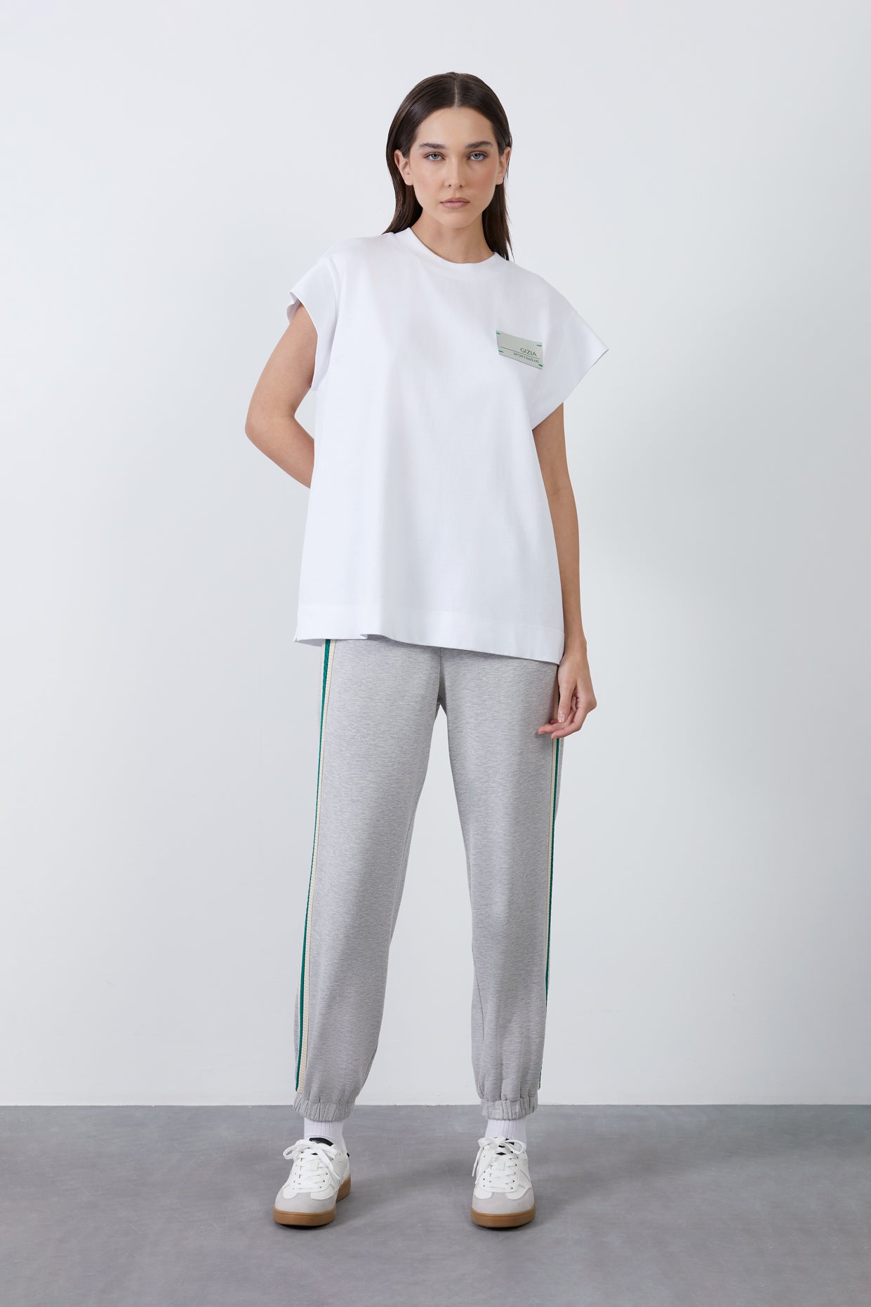 Etiket Detaylı Düşük Kol T-Shirt