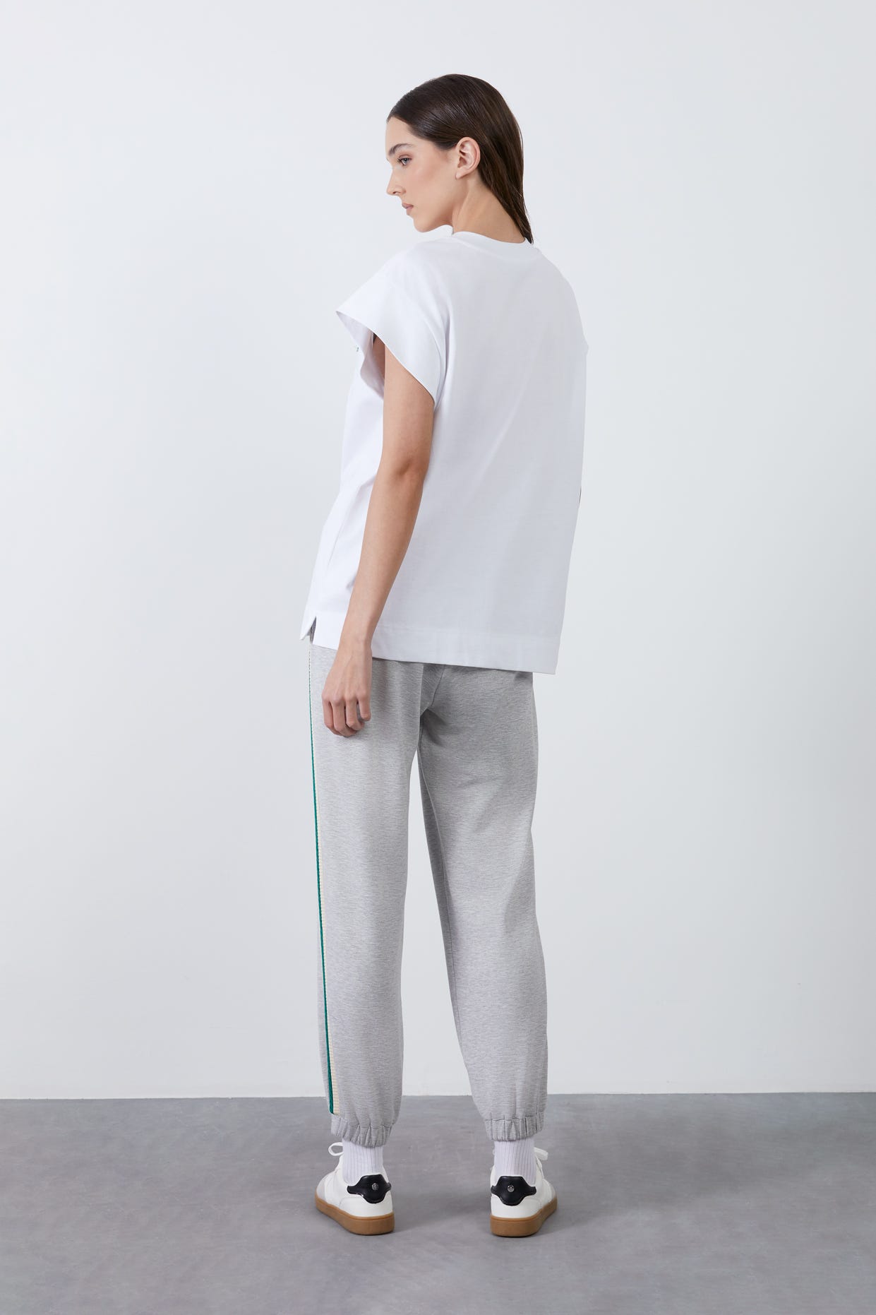 Etiket Detaylı Düşük Kol T-Shirt