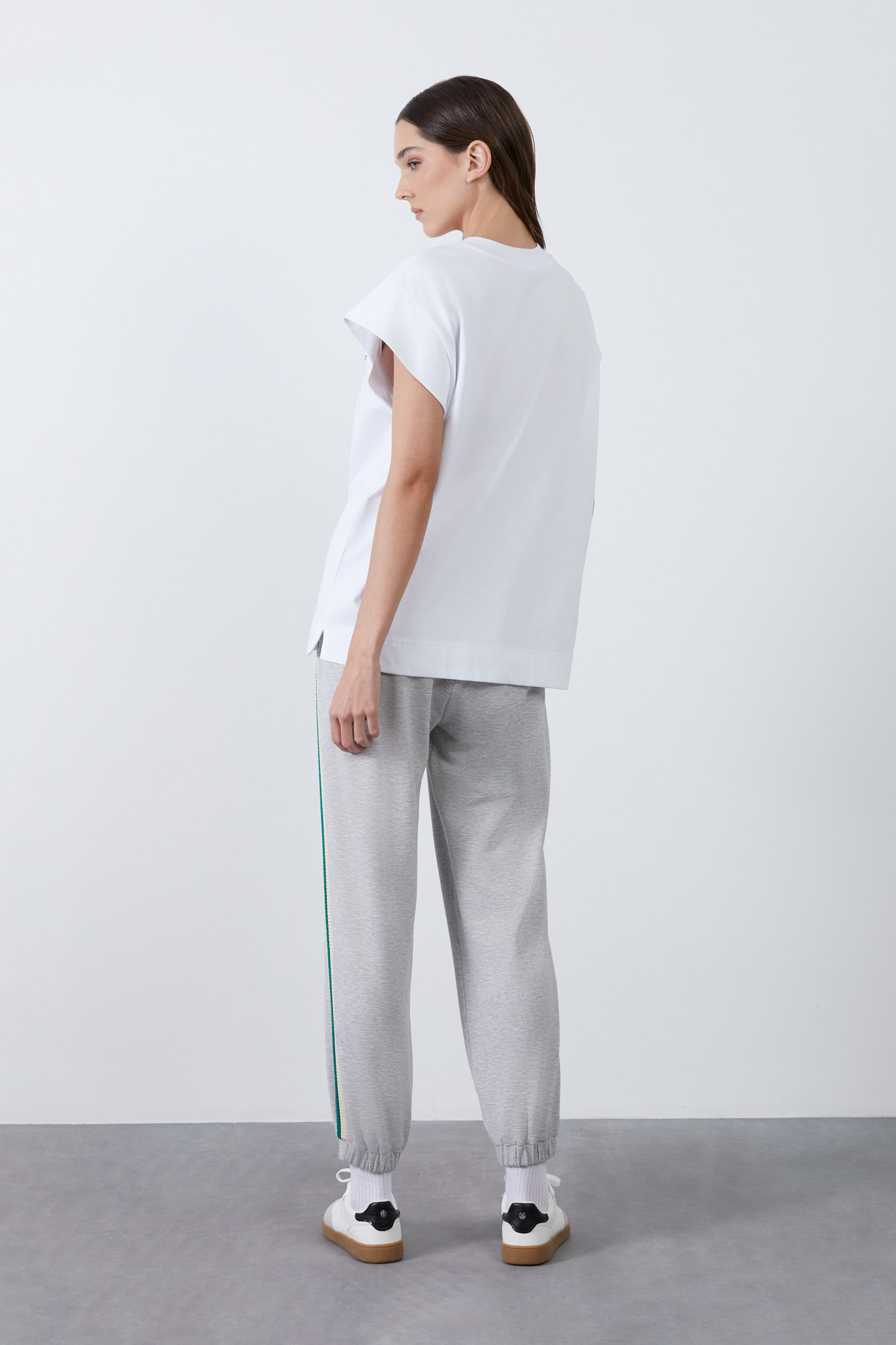 Etiket Detaylı Düşük Kol T-Shirt