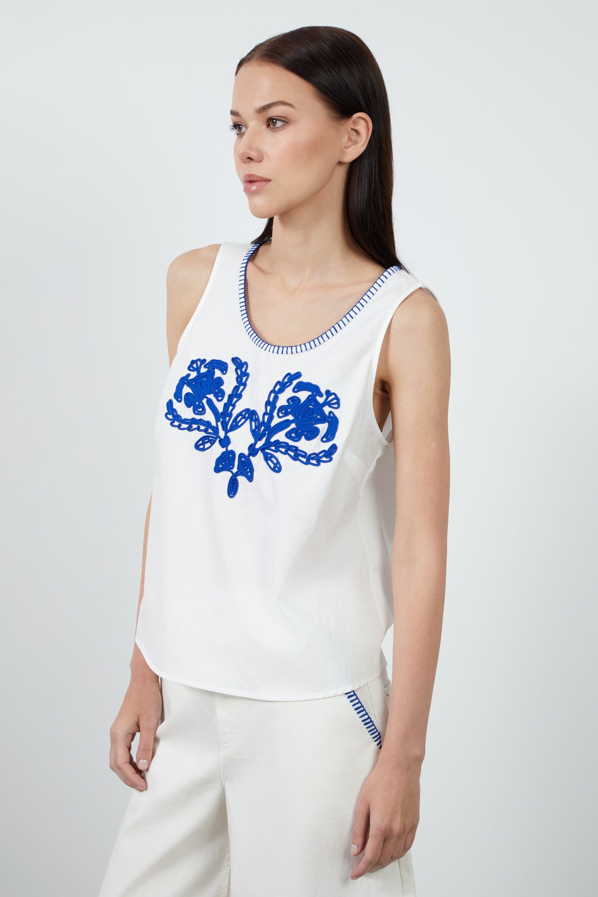 Yaka Nakışlı Kolsuz Bluz