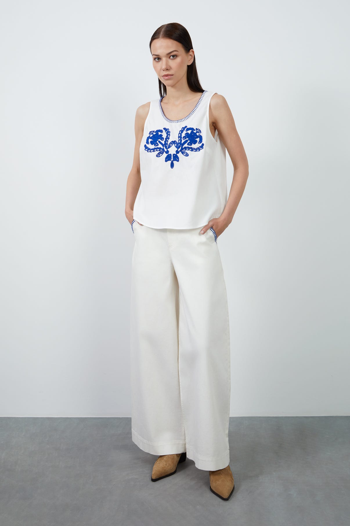 Yaka Nakışlı Kolsuz Bluz