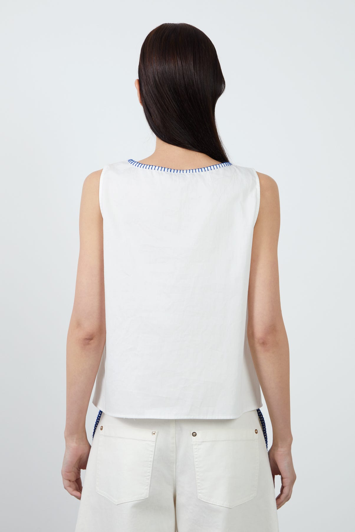 Yaka Nakışlı Kolsuz Bluz