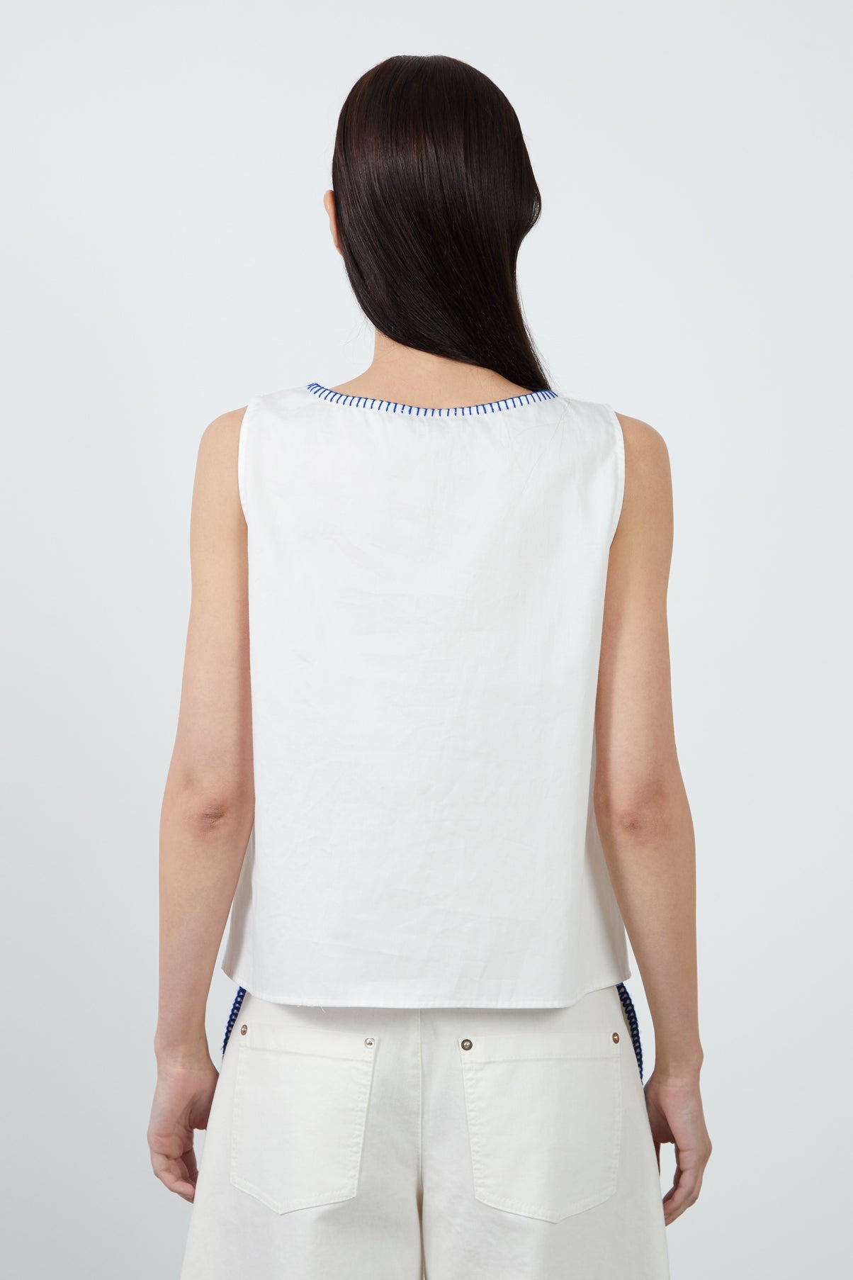 Yaka Nakışlı Kolsuz Bluz