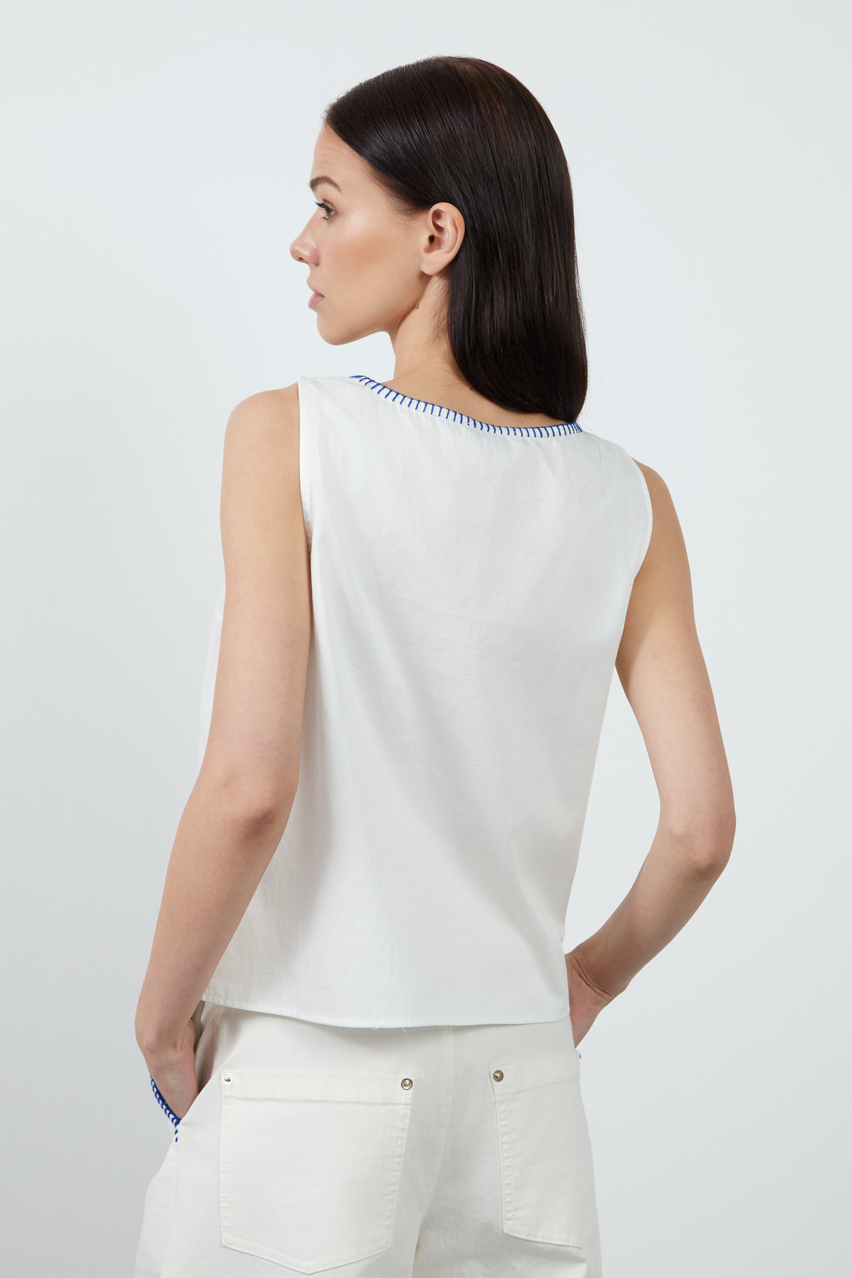 Yaka Nakışlı Kolsuz Bluz