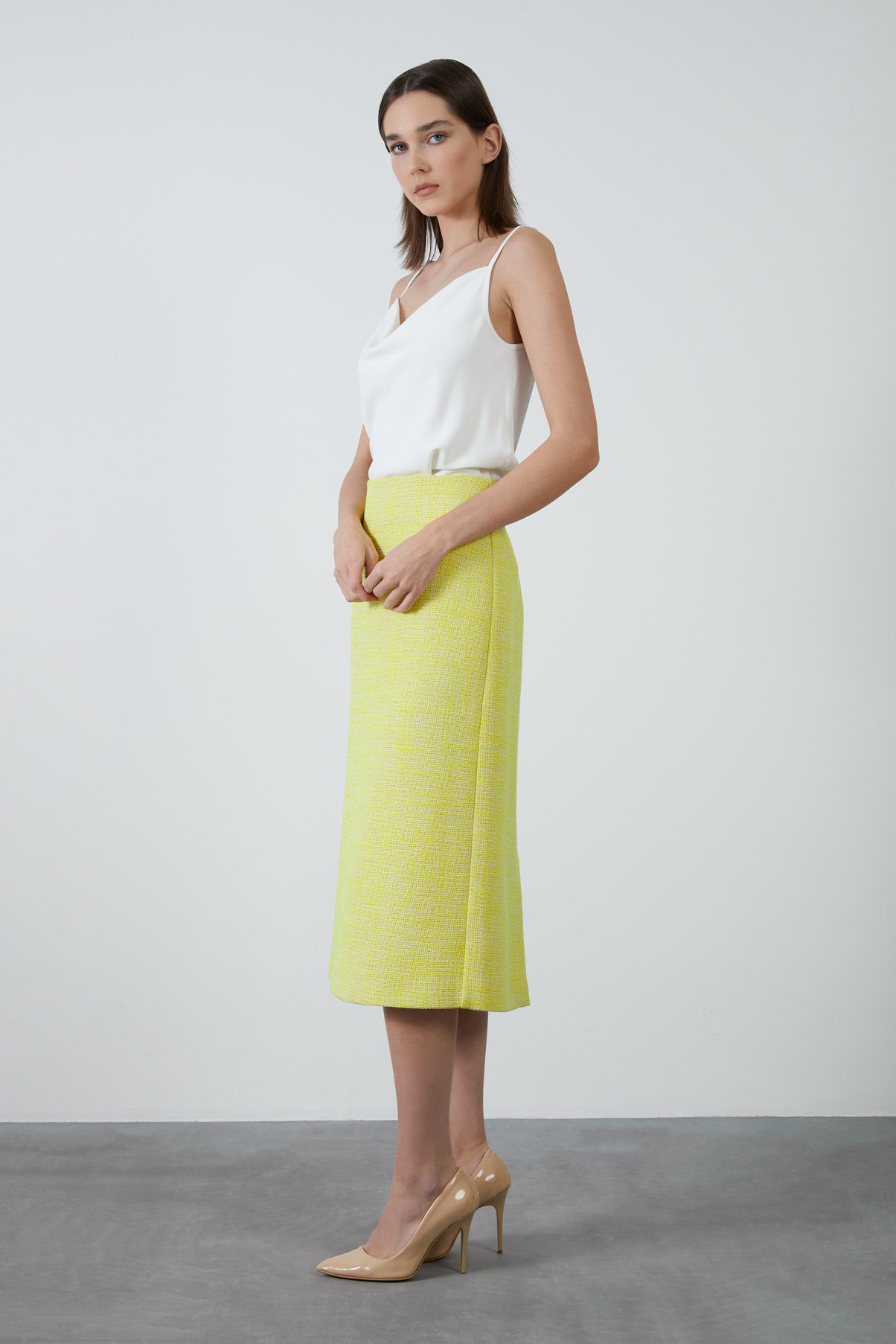 Arkası Yırtmaçlı Midi Tüvit Kumaş Etek