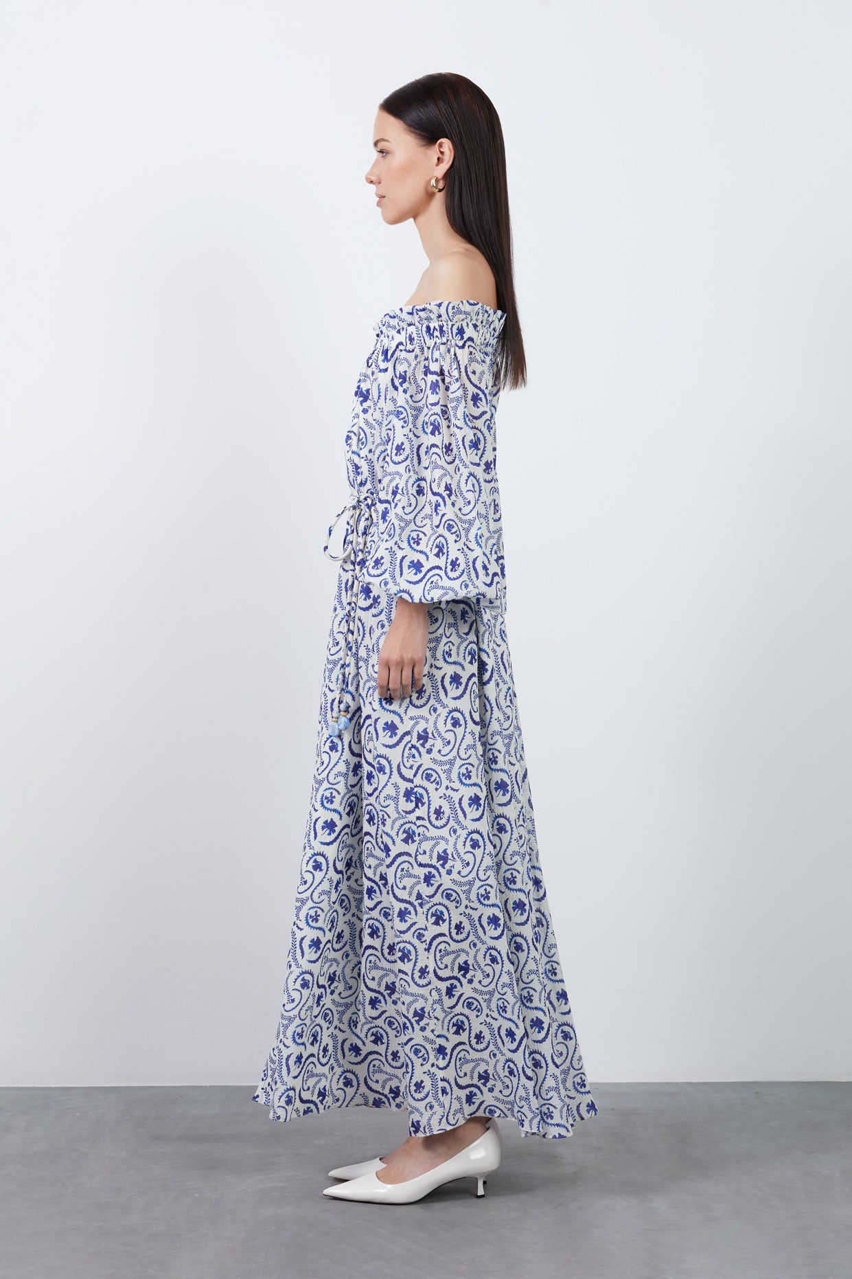 Kordon Detaylı Desenli Kayık Yaka Düşük Kol Uzun Elbise