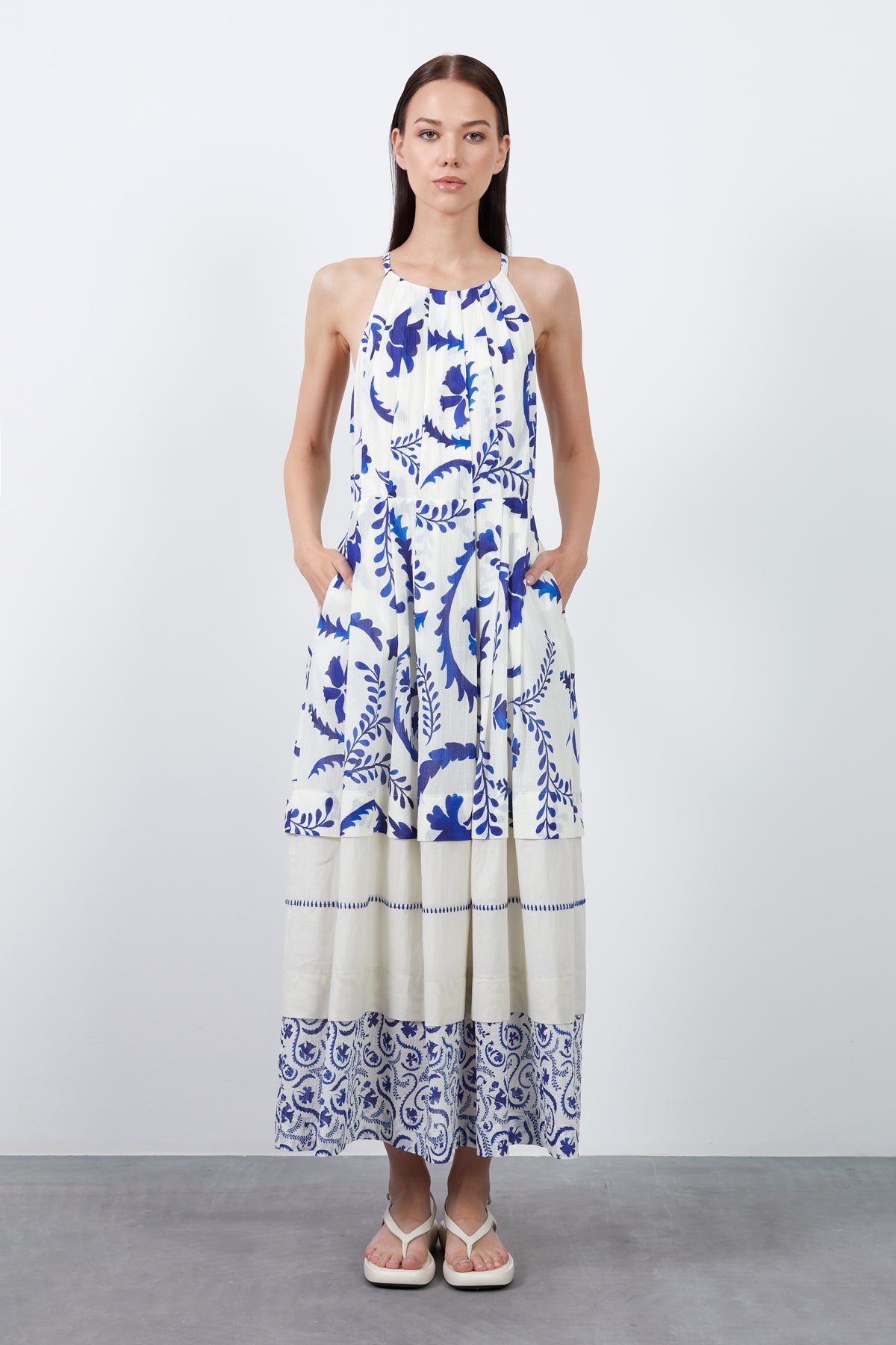 Boyundan Bağcıklı Halter Yaka Maxi Elbise