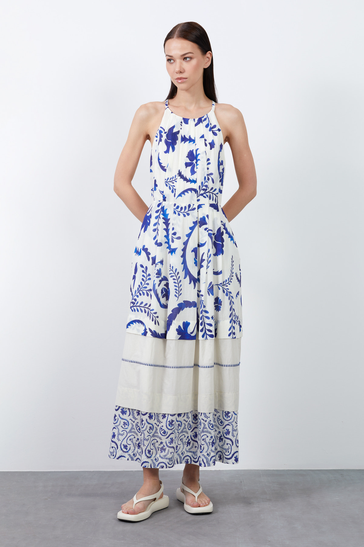 Boyundan Bağcıklı Halter Yaka Maxi Elbise