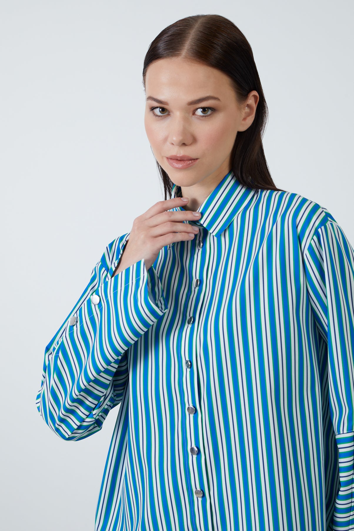 Kollar Düğme Detaylı Gömlek