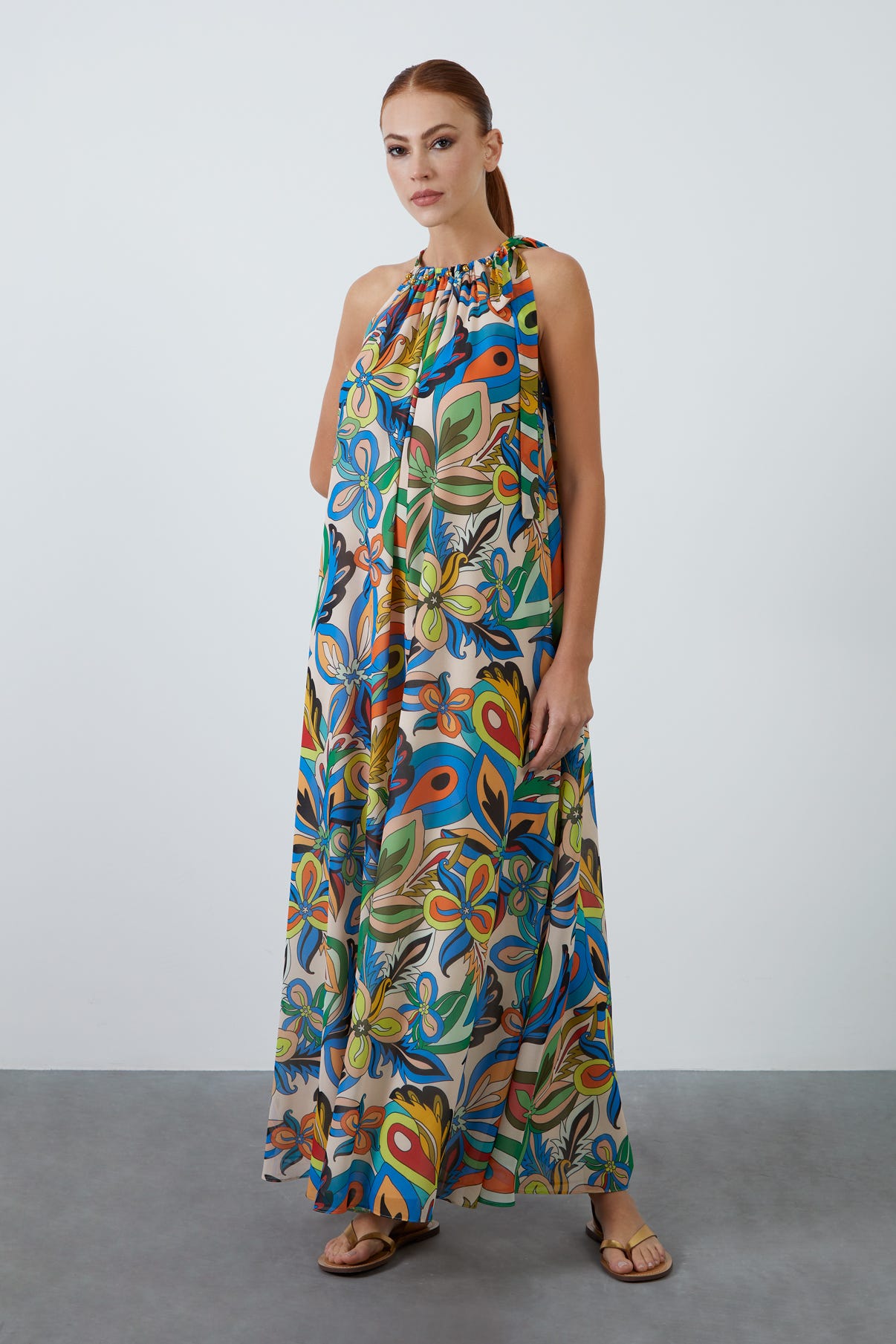 Yaka Bağlamalı Kolsuz Desenli Şifon Uzun Elbise