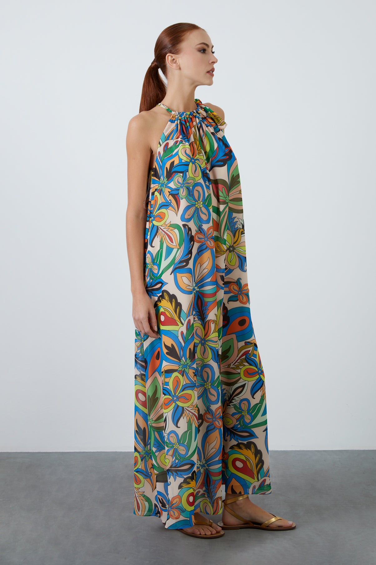 Yaka Bağlamalı Kolsuz Desenli Şifon Uzun Elbise