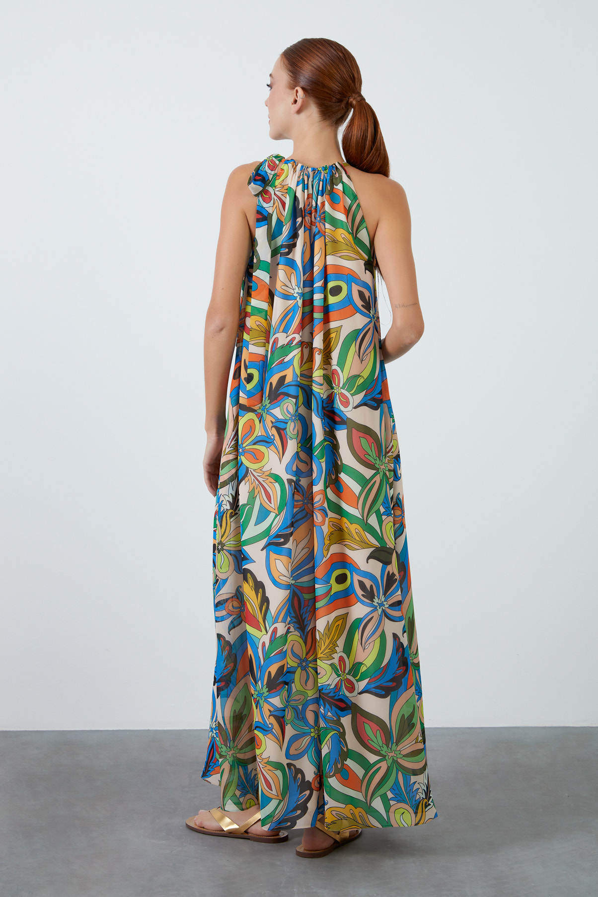 Yaka Bağlamalı Kolsuz Desenli Şifon Uzun Elbise