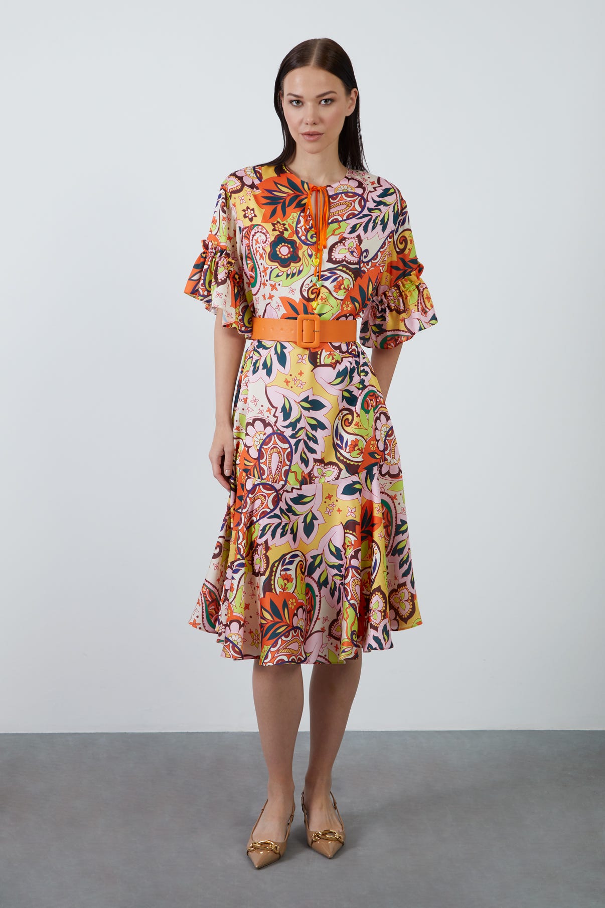 Ön Yaka Bağlamalı Beli Kemerli Desenli Midi Elbise