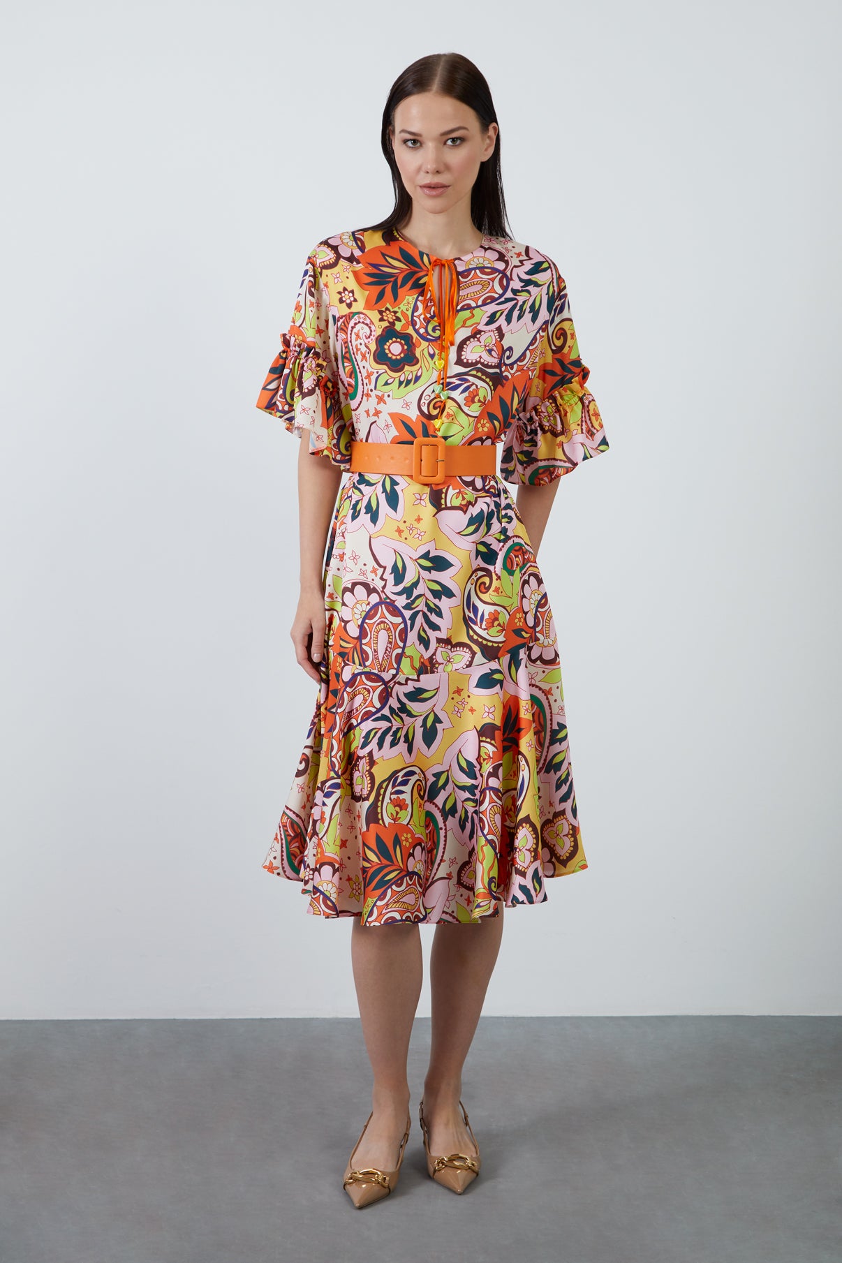 Ön Yaka Bağlamalı Beli Kemerli Desenli Midi Elbise