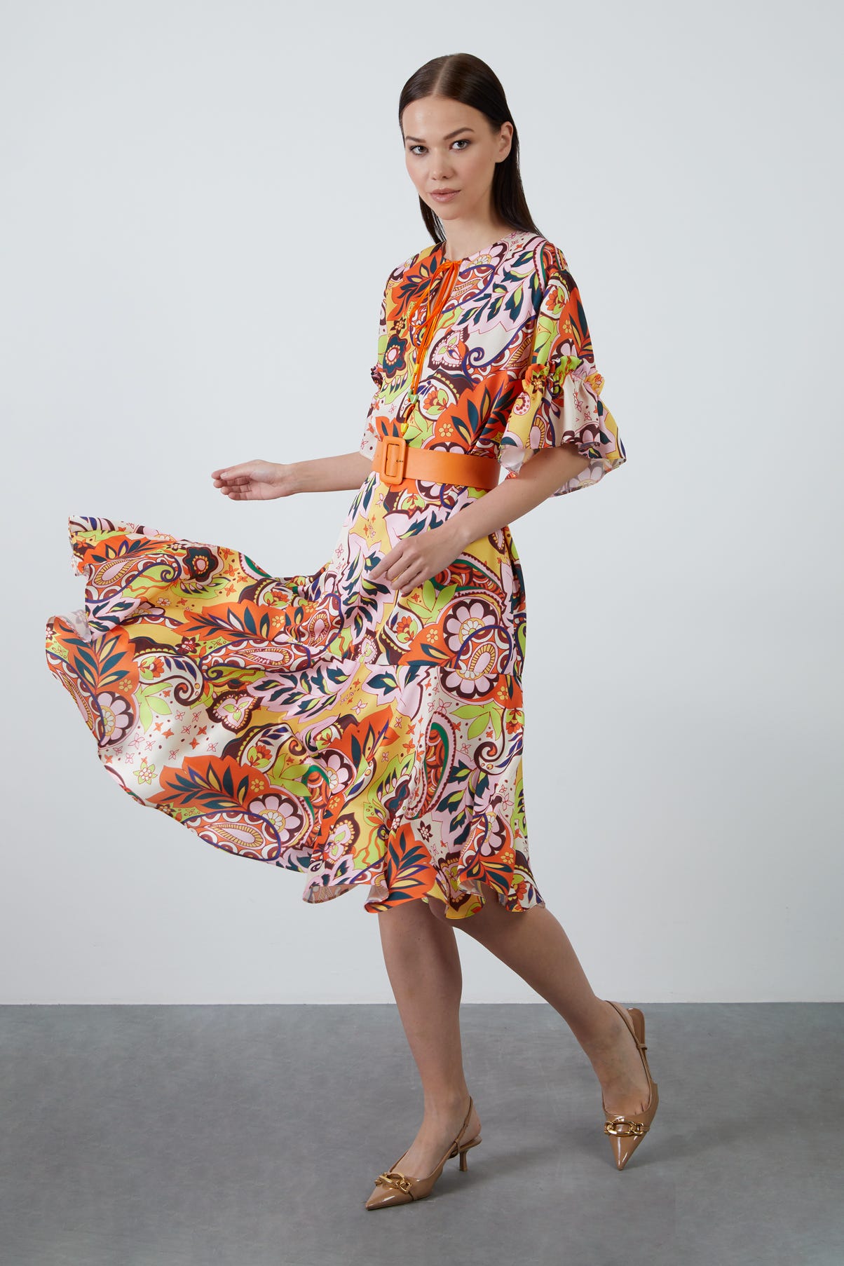 Ön Yaka Bağlamalı Beli Kemerli Desenli Midi Elbise