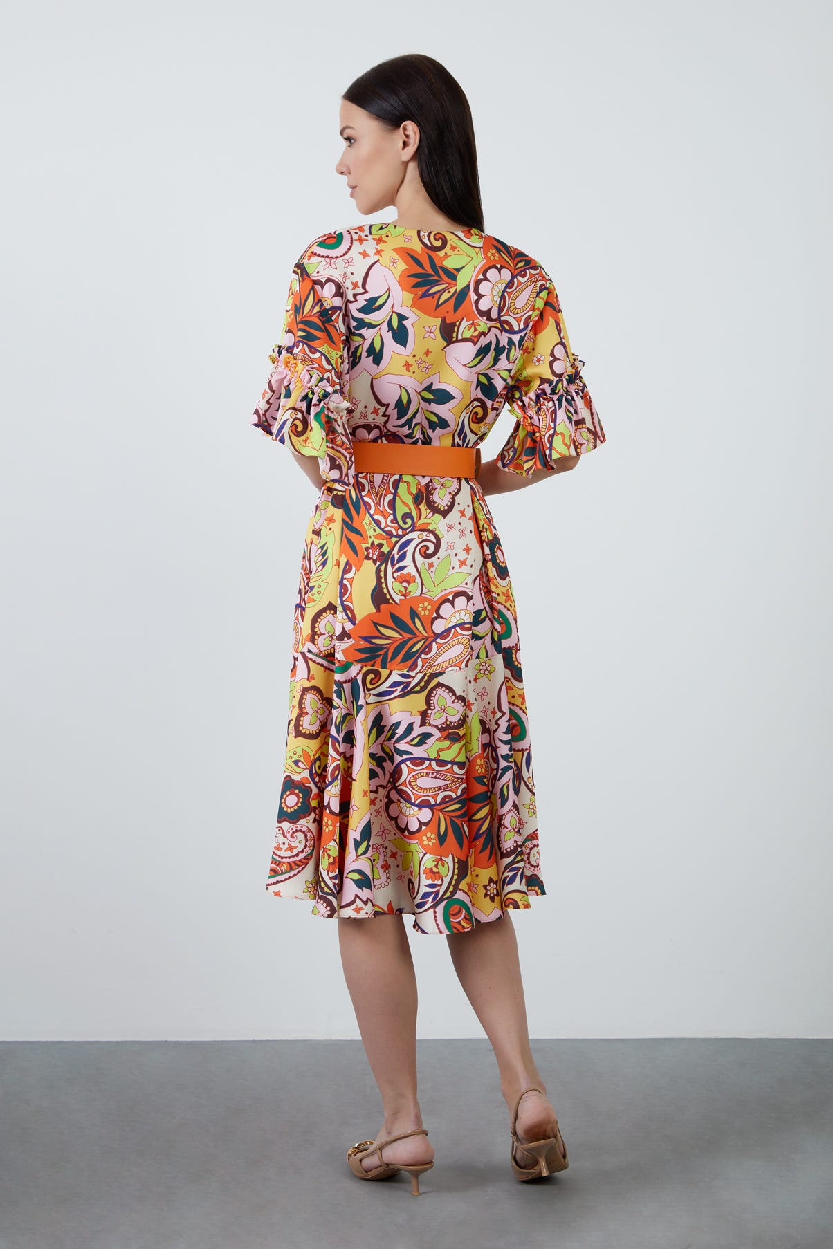 Ön Yaka Bağlamalı Beli Kemerli Desenli Midi Elbise