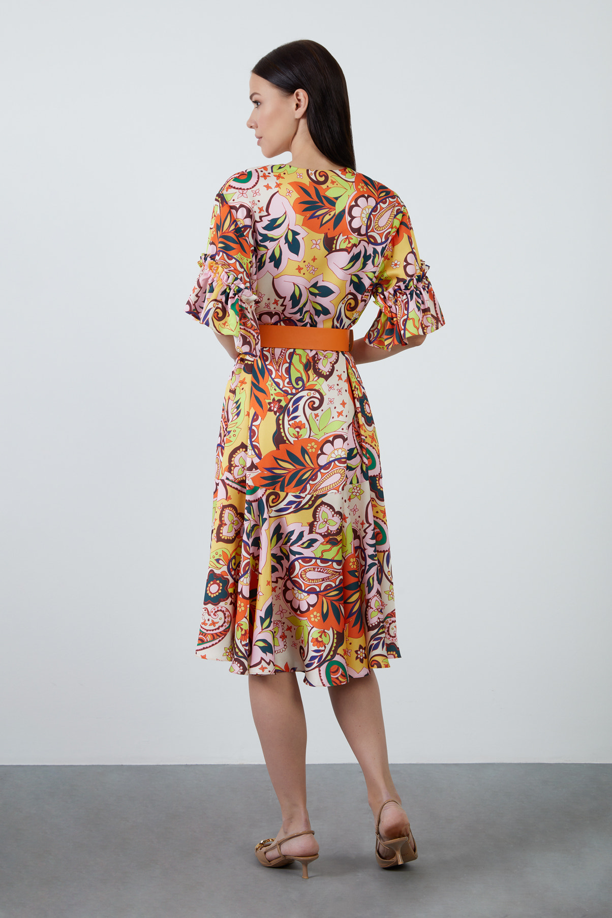 Ön Yaka Bağlamalı Beli Kemerli Desenli Midi Elbise