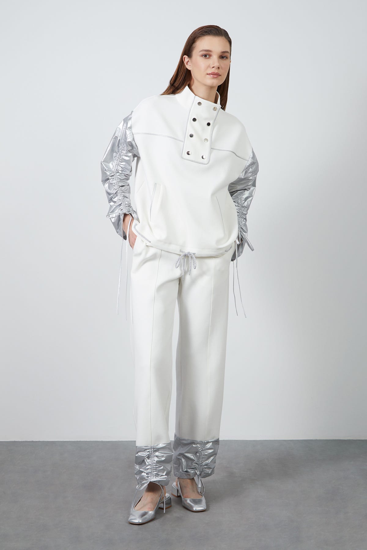 Kolları Büzgülü ve Paçası Bağlamalı Eşofman Takımı