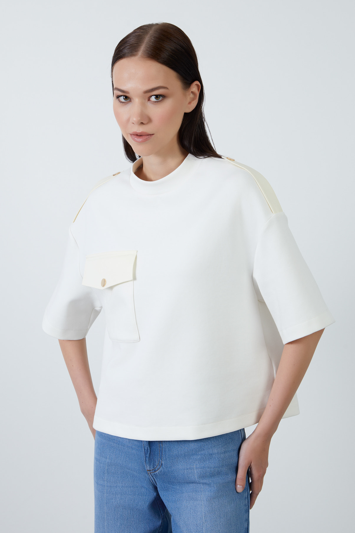 Omuz Apoletli Cep Detaylı Metal Çıtçıt Aksesuarlı Kısa Bol T-Shirt