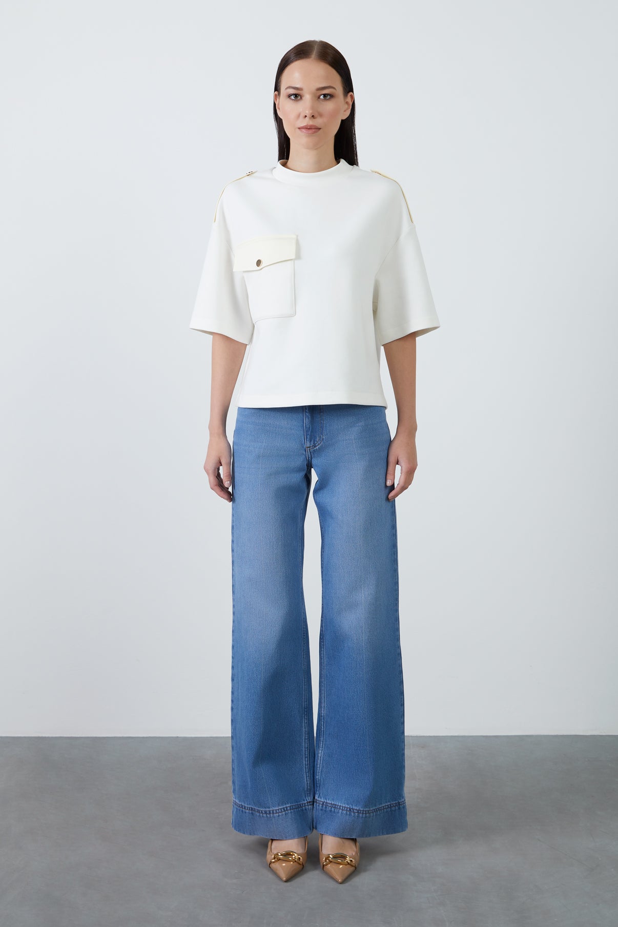 Omuz Apoletli Cep Detaylı Metal Çıtçıt Aksesuarlı Kısa Bol T-Shirt