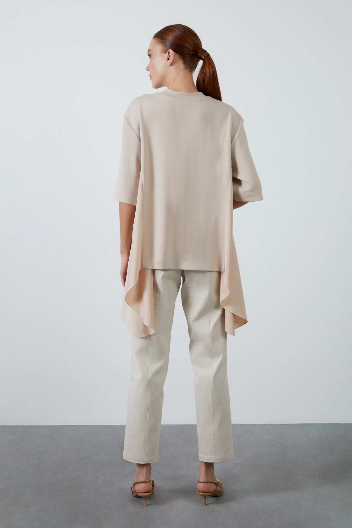 Etek Ucu Asimetrik Yarım Kollu Örme T-Shirt