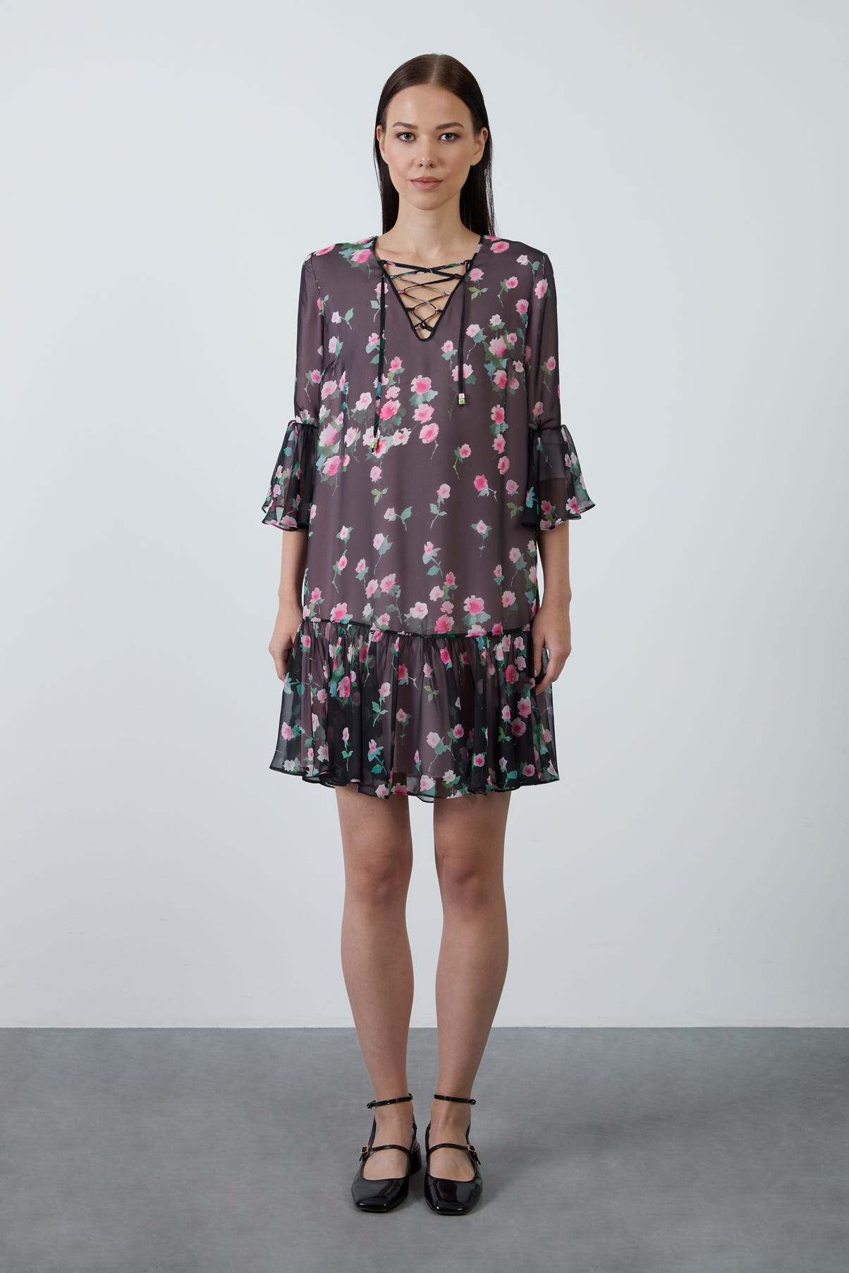 Yaka Bağlamalı Eteği Fırfırlı Çiçek Desenli Mini Şifon Elbise