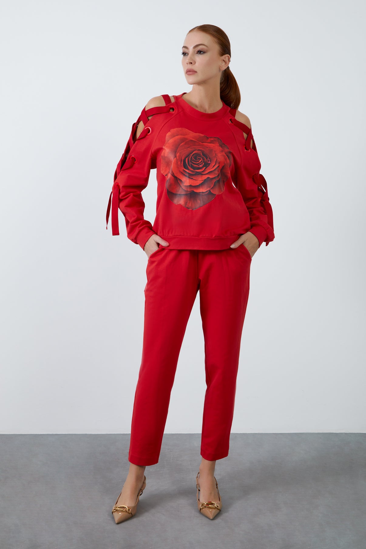 Gül Baskılı Kol Ve Omuz Pencere Şerit Bağlamalı Ve Havuç Pantolonlu Eşofman Takım