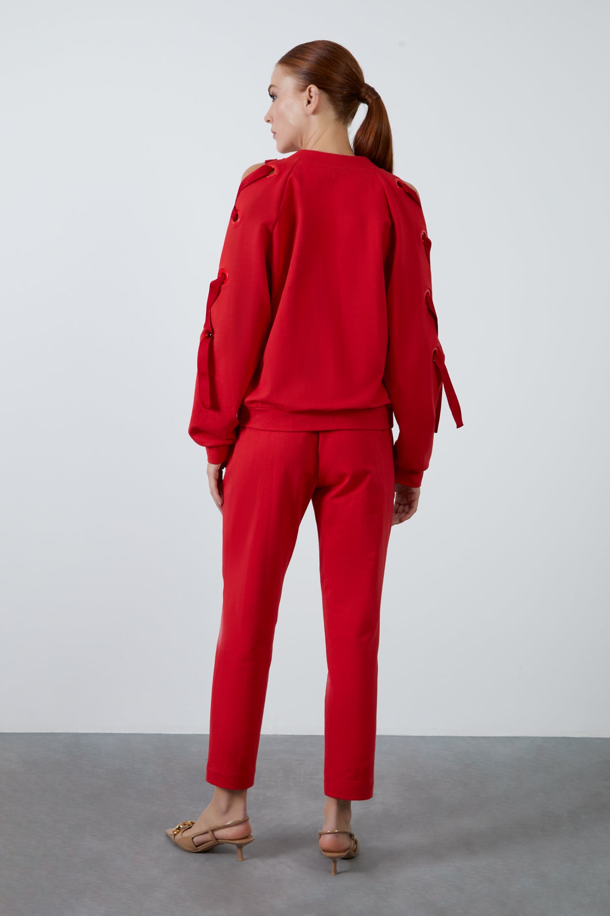 Gül Baskılı Kol Ve Omuz Pencere Şerit Bağlamalı Ve Havuç Pantolonlu Eşofman Takım