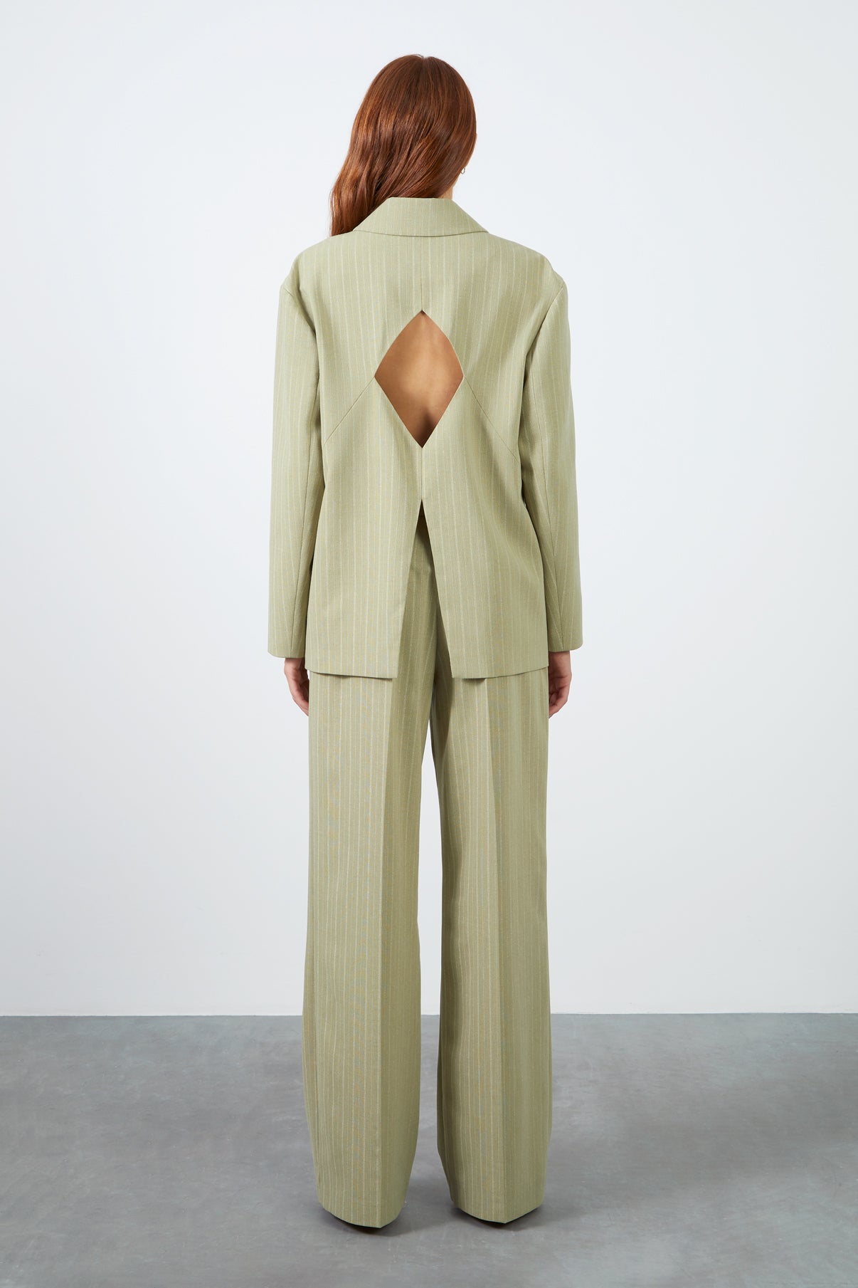 Sırtı Pencereli Ceket Ve Bol Pantolonlu Açık Haki Takım